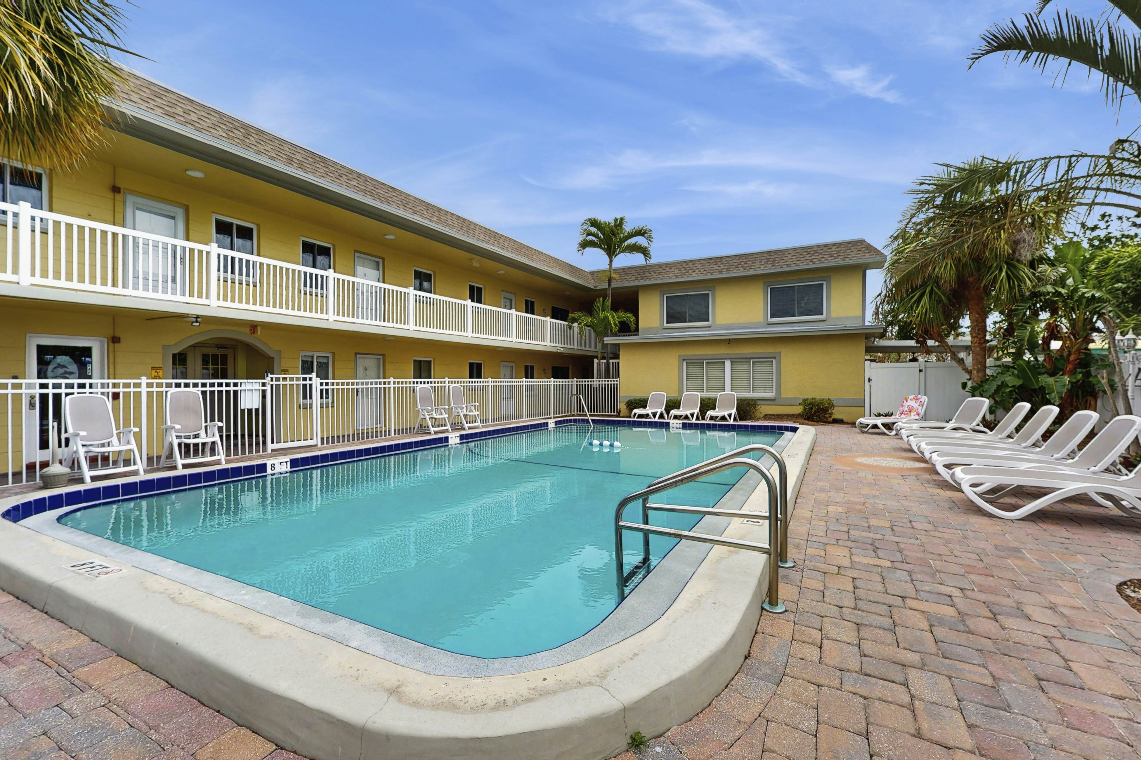 Beachside St. Pete Condo w/ Heated Pool – Near Landmark Restaurants