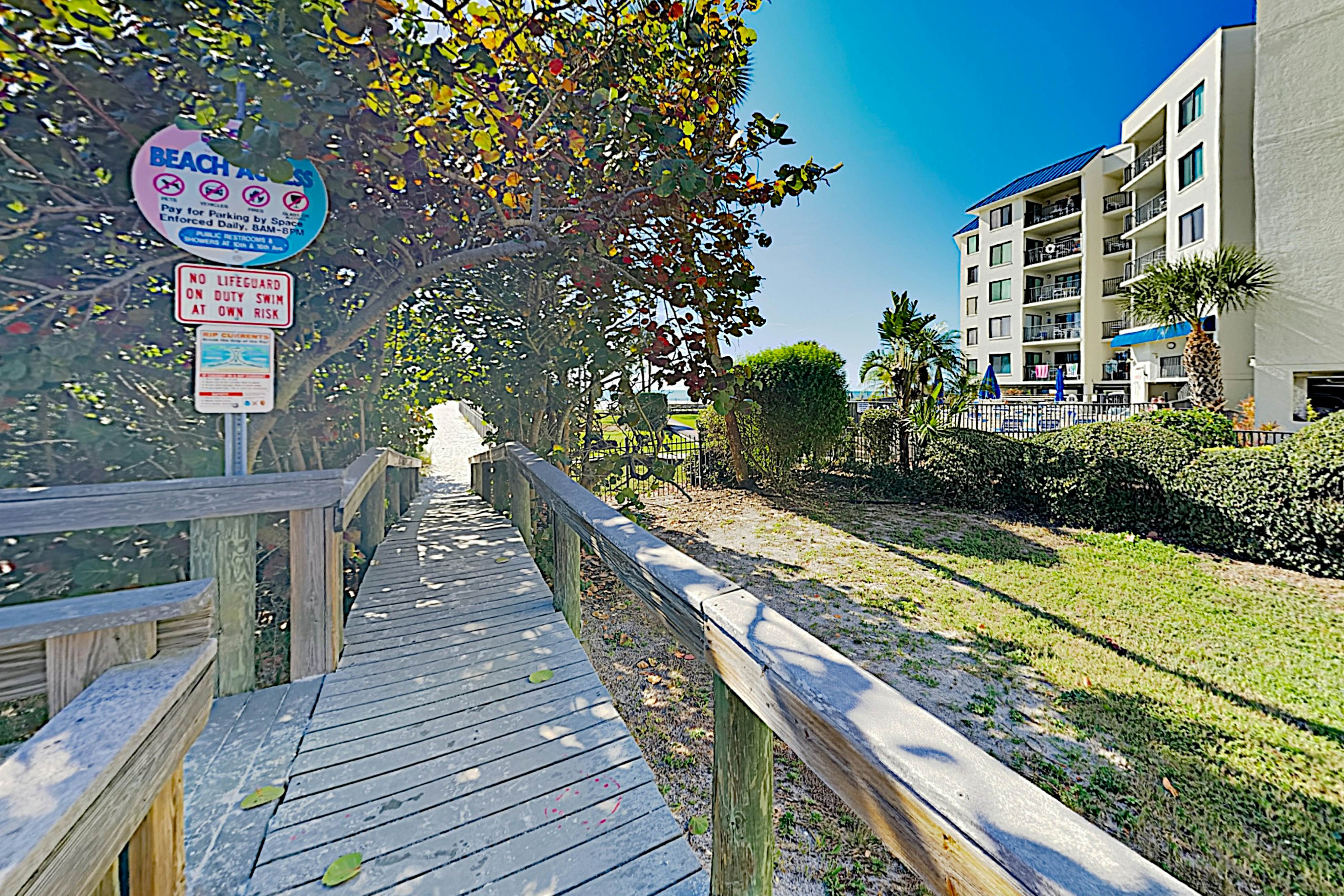 Beachside St. Pete Condo w/ Heated Pool – Near Landmark Restaurants