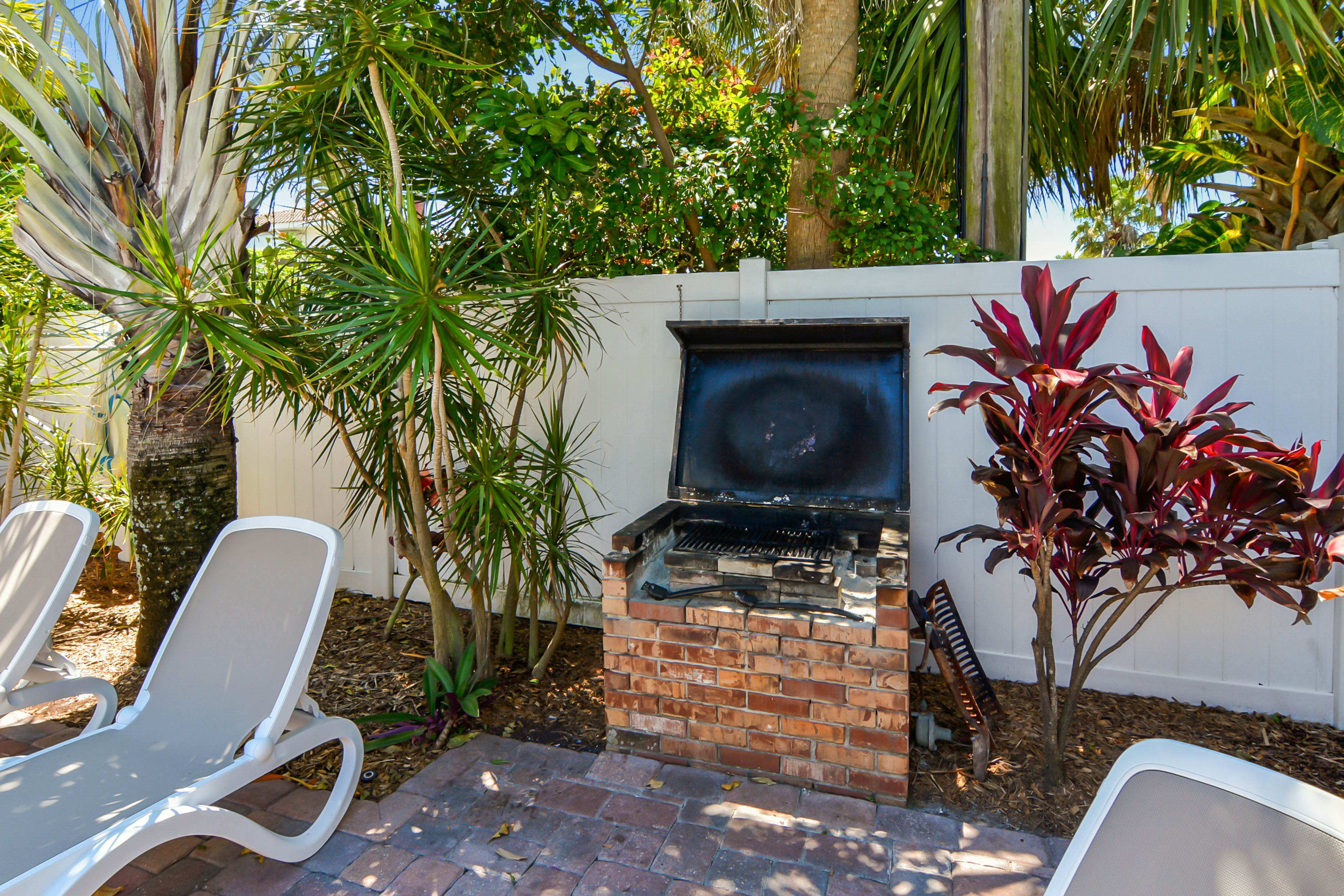 Beachside St. Pete Condo w/ Heated Pool – Near Landmark Restaurants