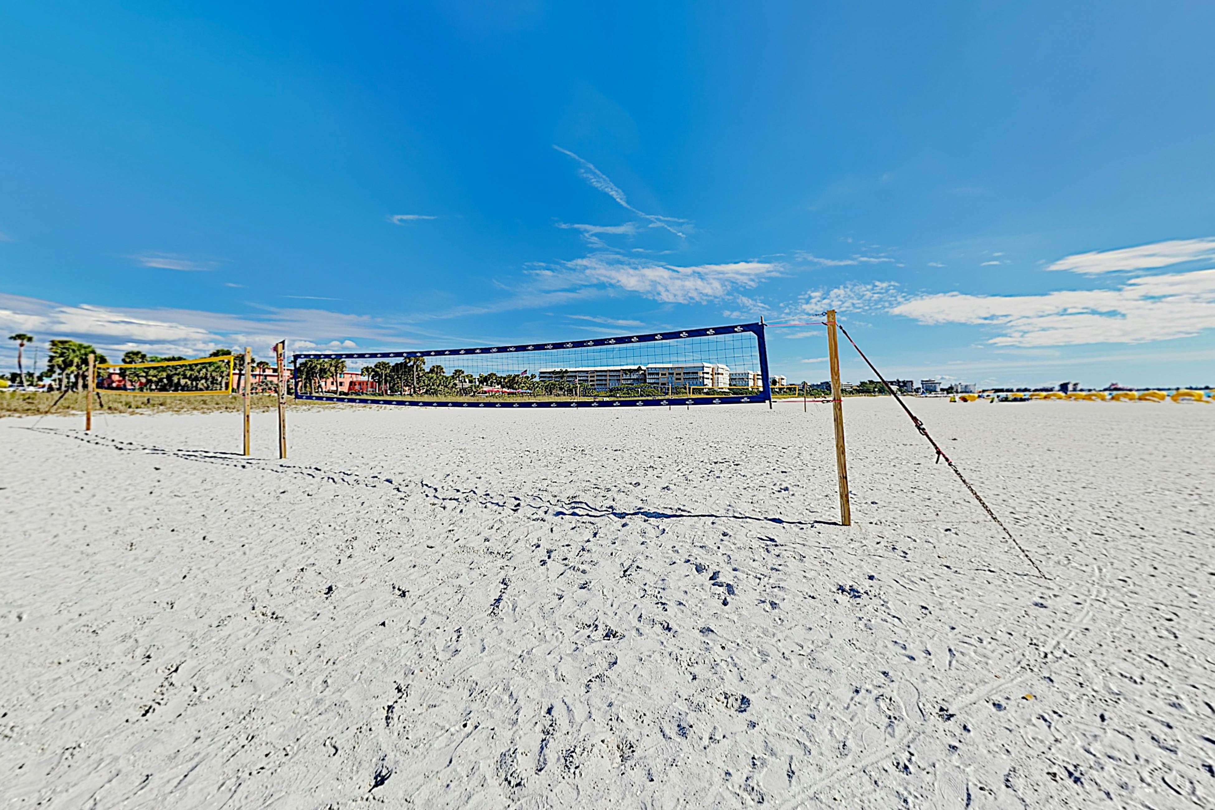 Beachside St. Pete Condo w/ Heated Pool – Near Landmark Restaurants