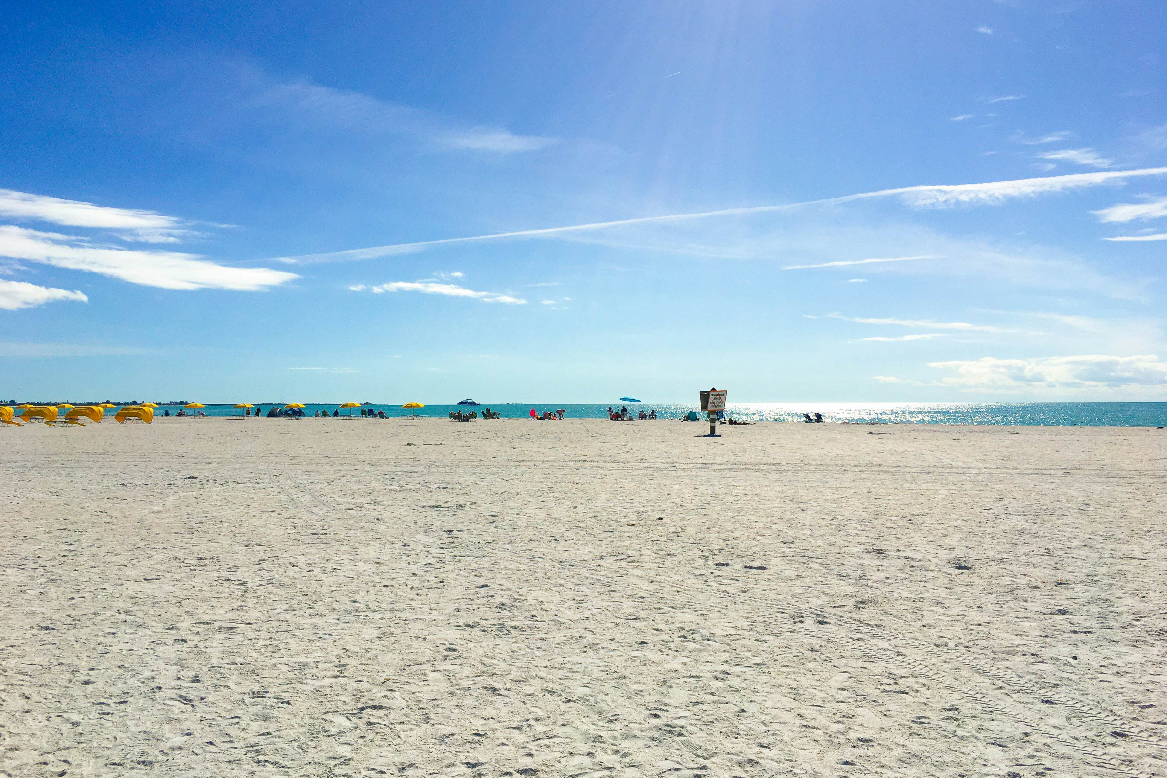 Beachside St. Pete Condo w/ Heated Pool – Near Landmark Restaurants