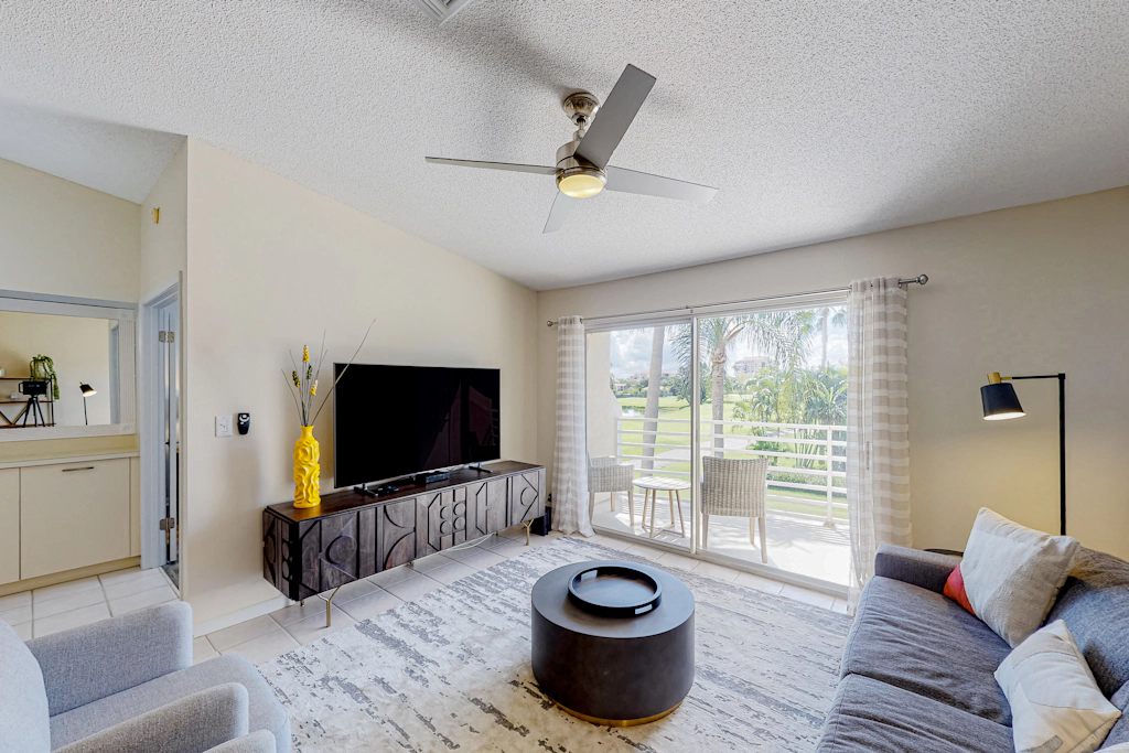 2nd Floor Condo Overlooking Country Club Greens w Free WiFi AC and Shared Pool