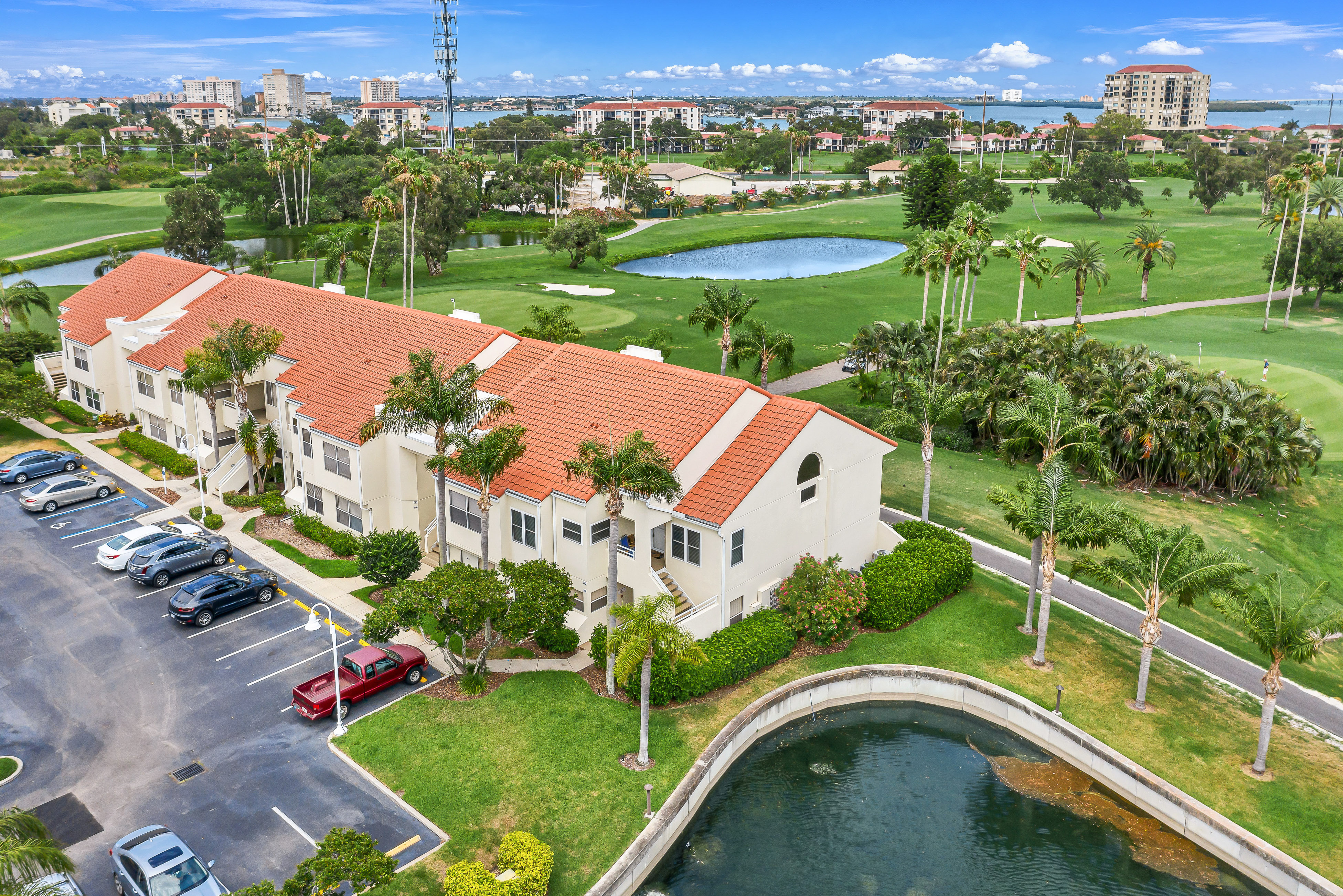 2nd Floor Condo Overlooking Country Club Greens w Free WiFi AC and Shared Pool