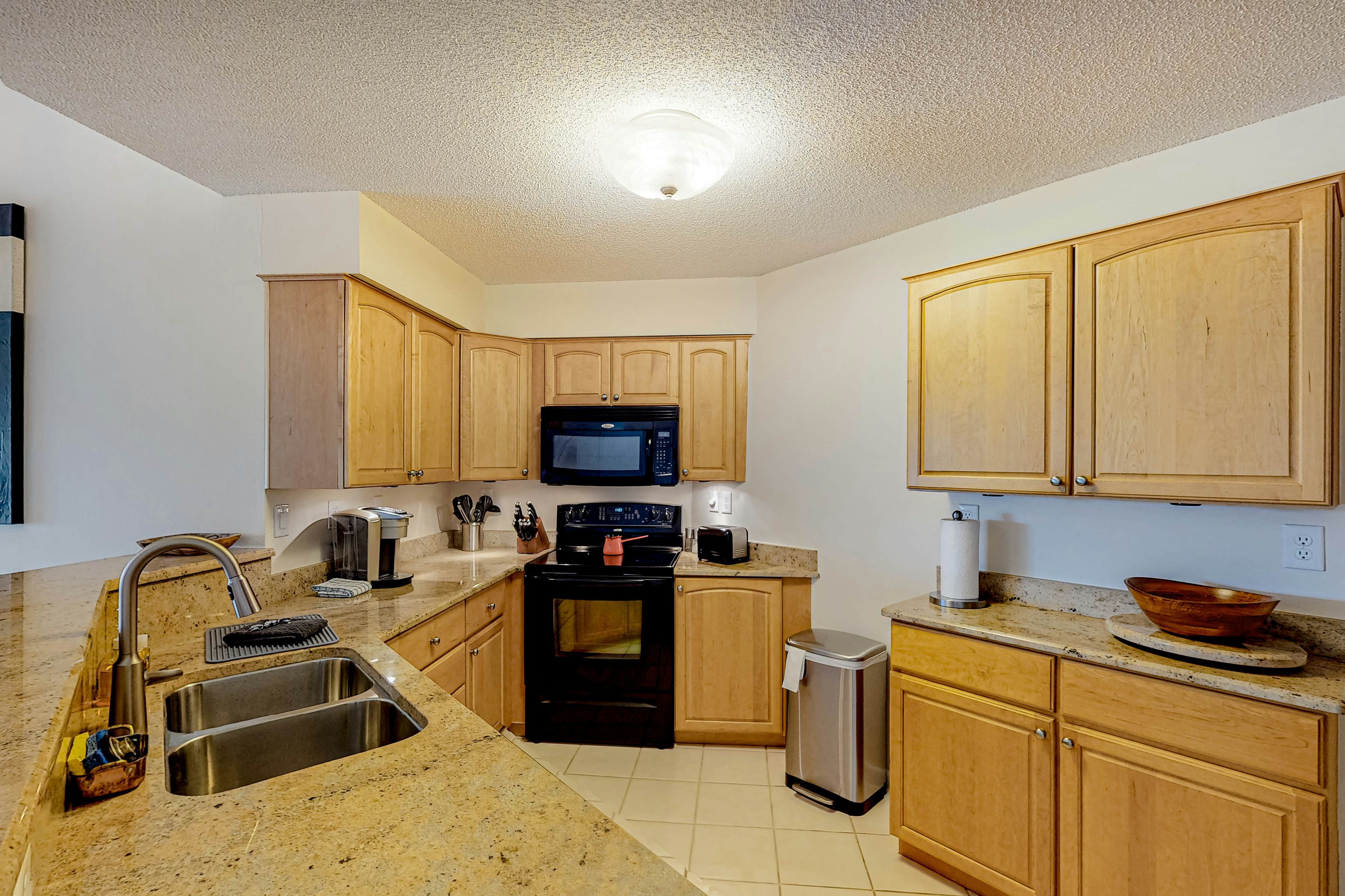 2nd-Floor Condo Overlooking Country Club Greens w/Free WiFi, AC, and Shared Pool