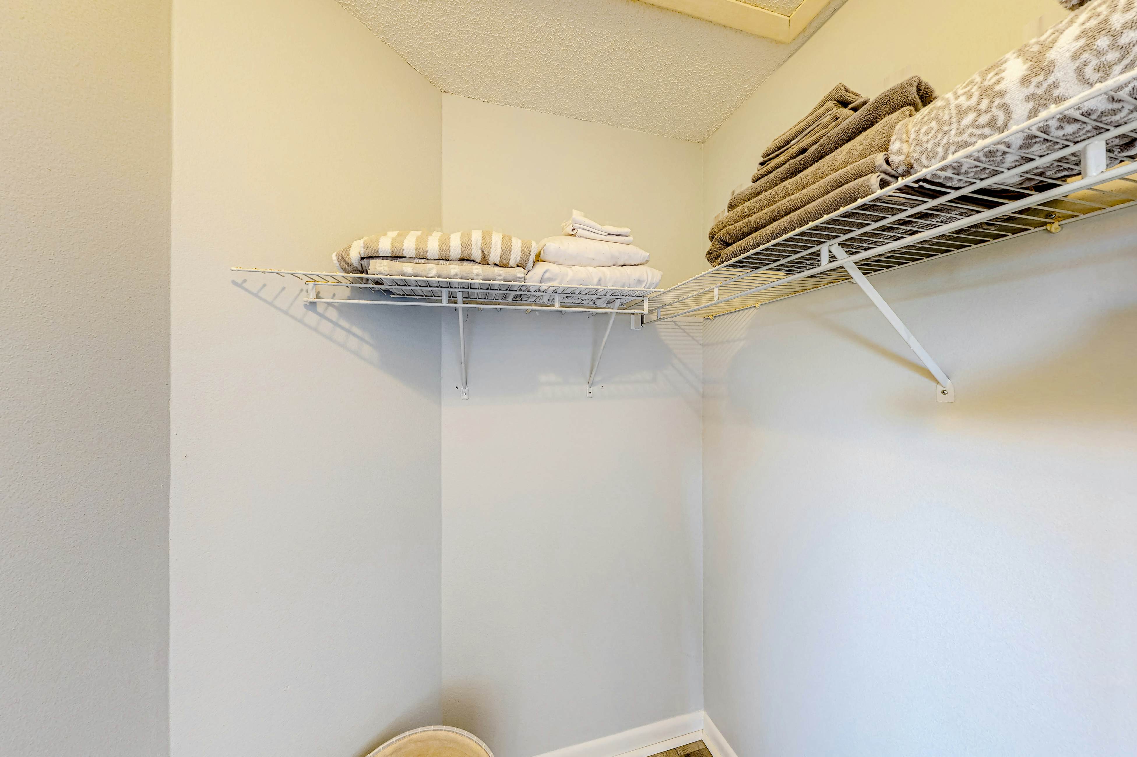 2nd-Floor Condo Overlooking Country Club Greens w/Free WiFi, AC, and Shared Pool