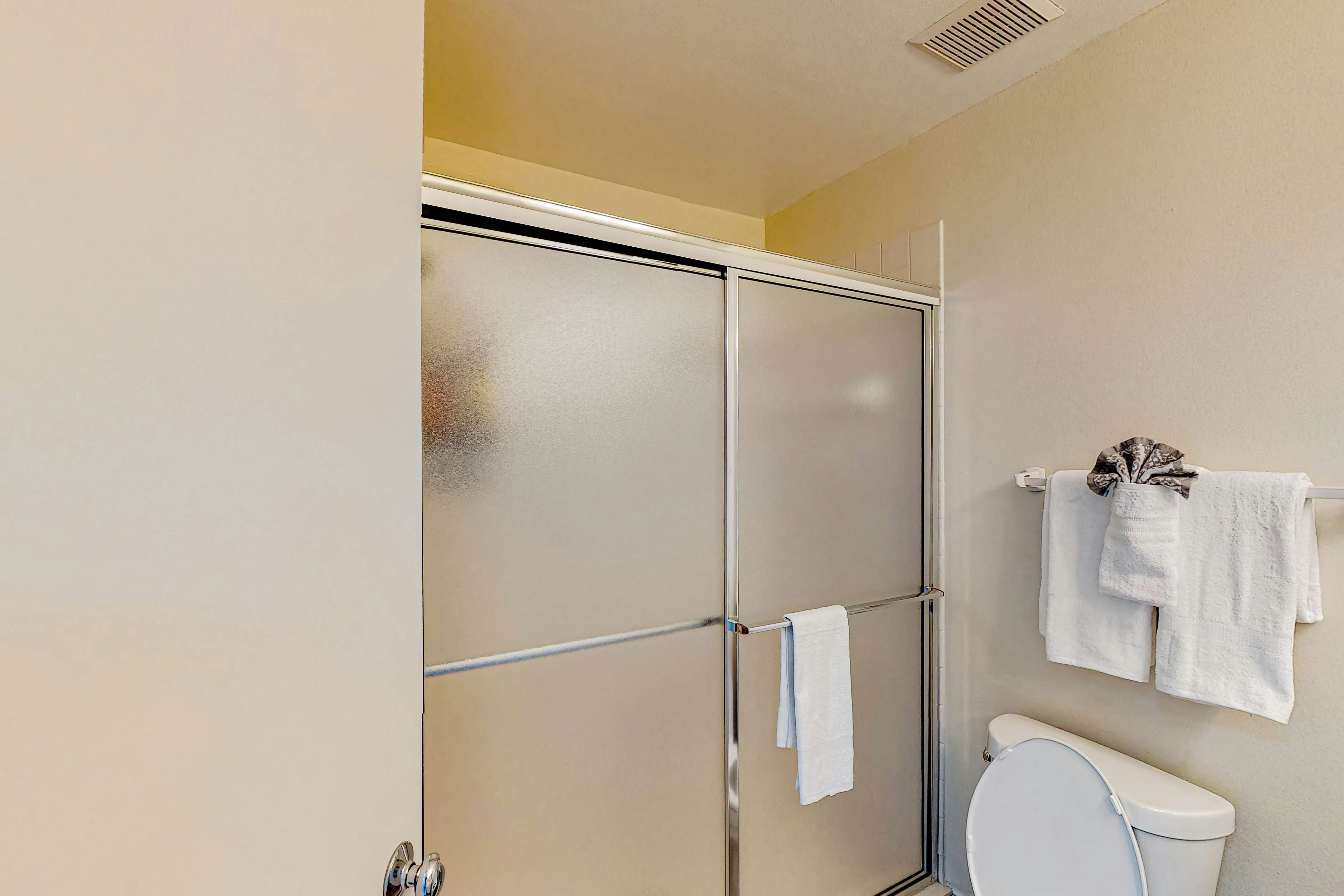 2nd-Floor Condo Overlooking Country Club Greens w/Free WiFi, AC, and Shared Pool