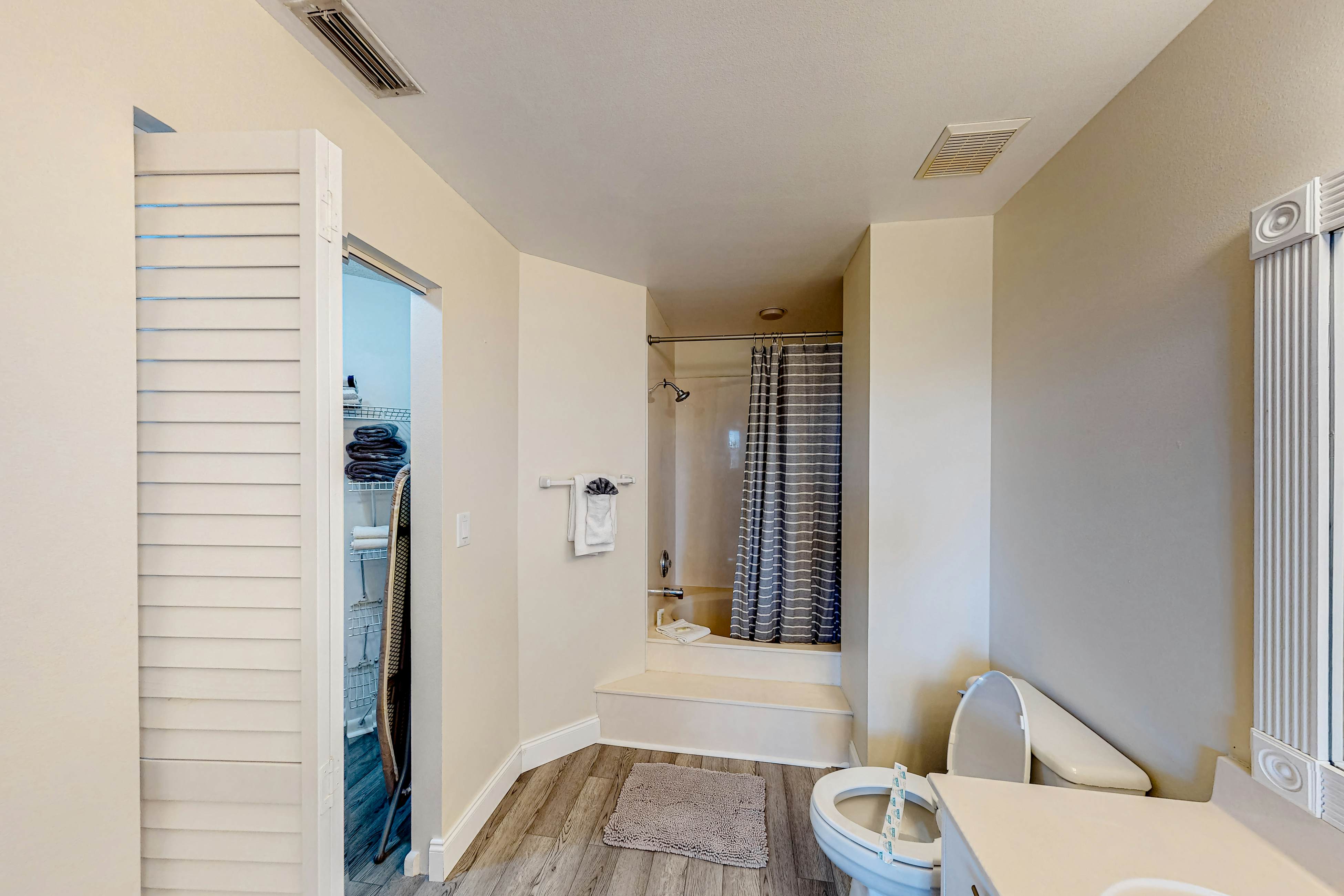 2nd-Floor Condo Overlooking Country Club Greens w/Free WiFi, AC, and Shared Pool