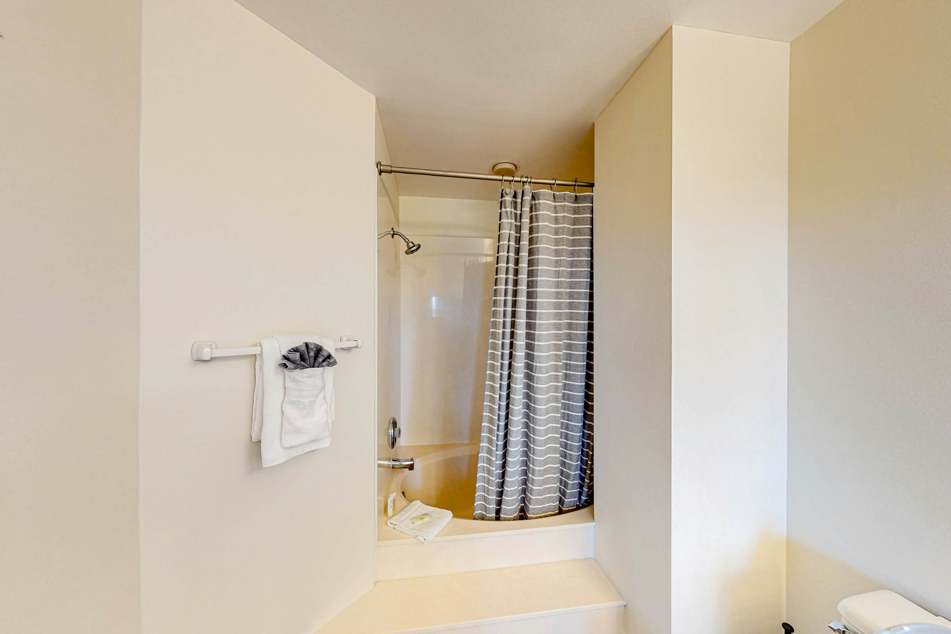 2nd-Floor Condo Overlooking Country Club Greens w/Free WiFi, AC, and Shared Pool