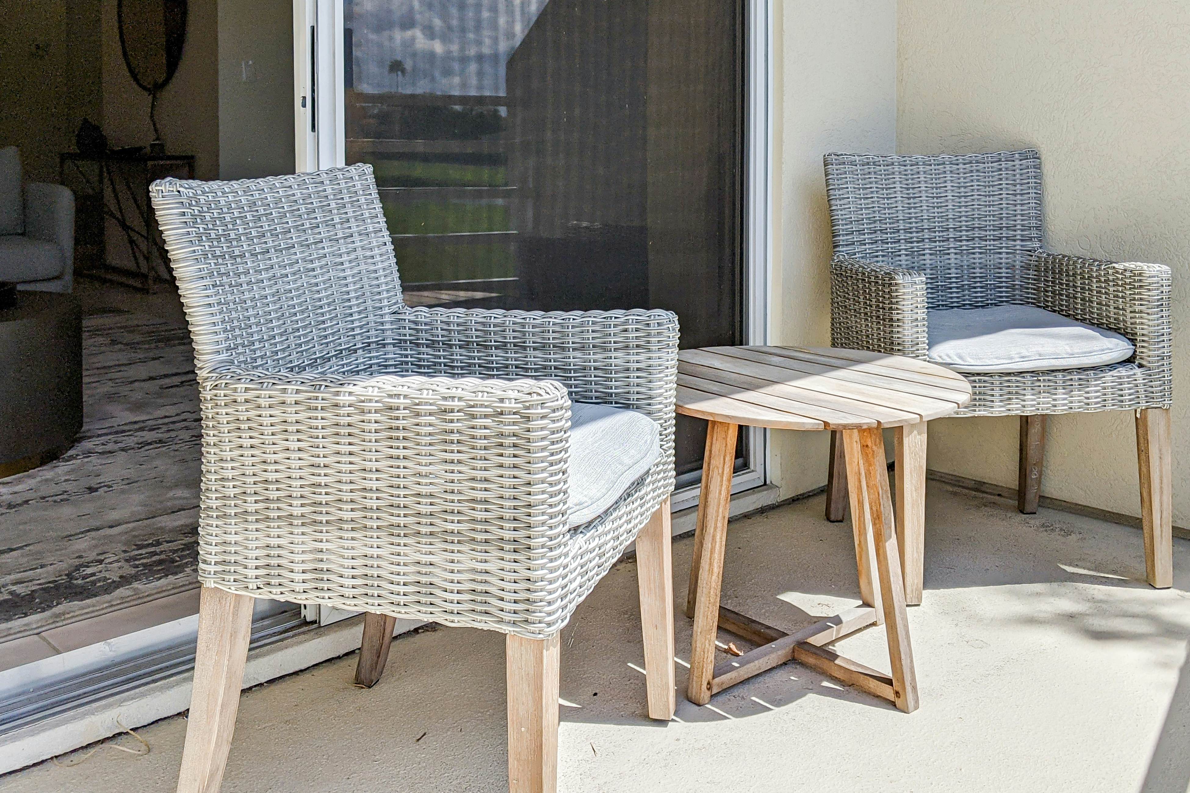 2nd-Floor Condo Overlooking Country Club Greens w/Free WiFi, AC, and Shared Pool