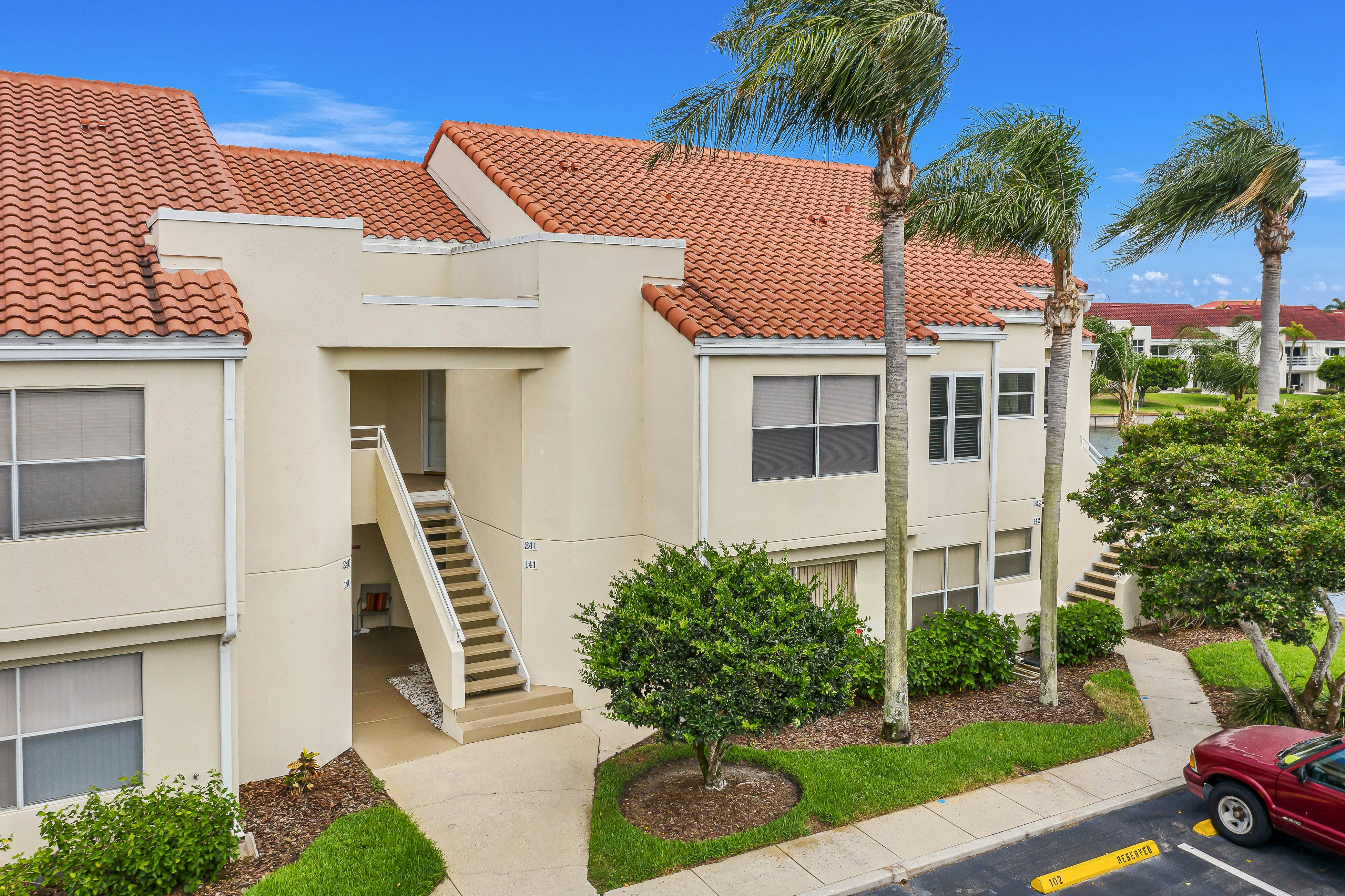 2nd-Floor Condo Overlooking Country Club Greens w/Free WiFi, AC, and Shared Pool