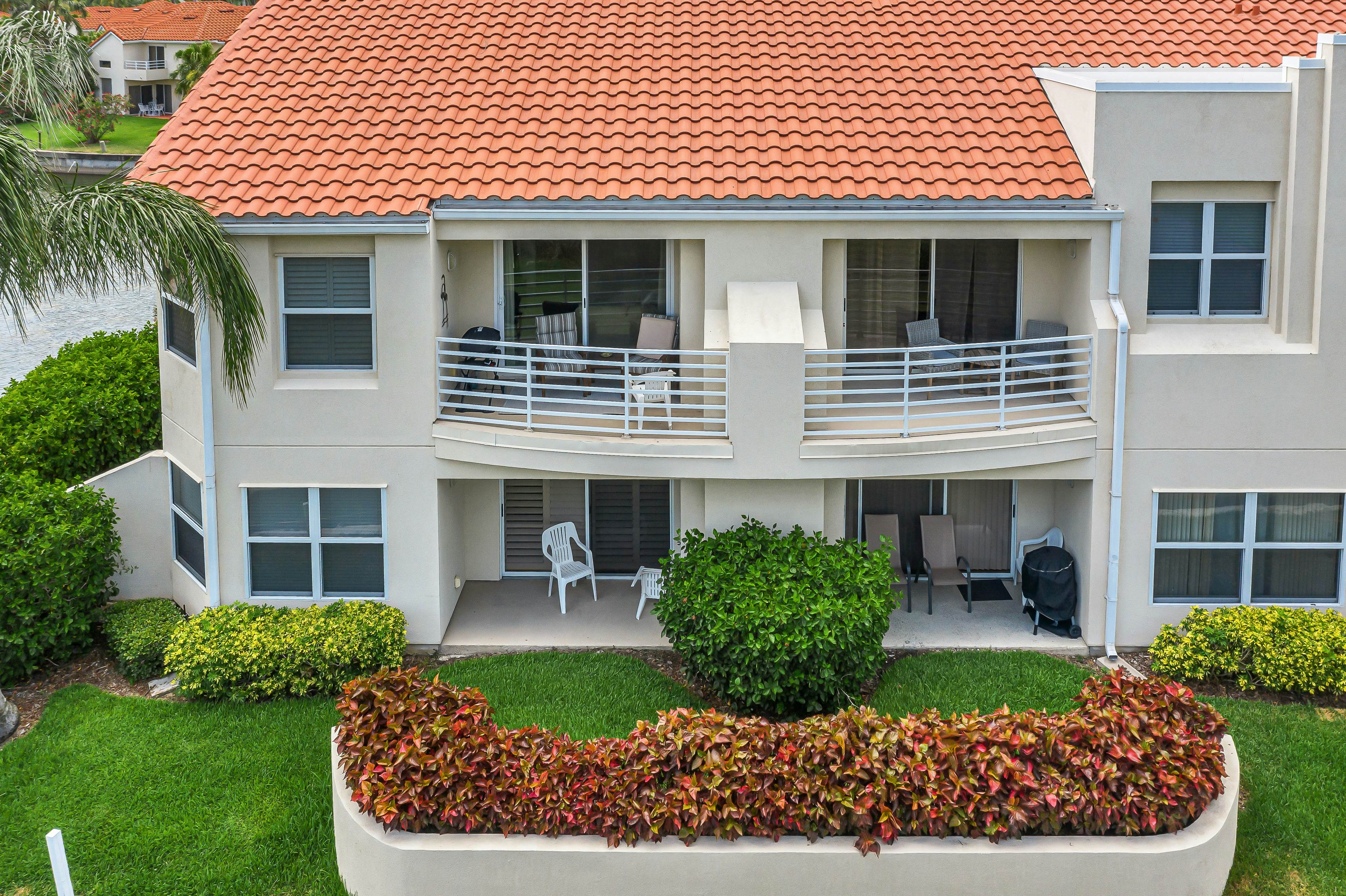 2nd-Floor Condo Overlooking Country Club Greens w/Free WiFi, AC, and Shared Pool