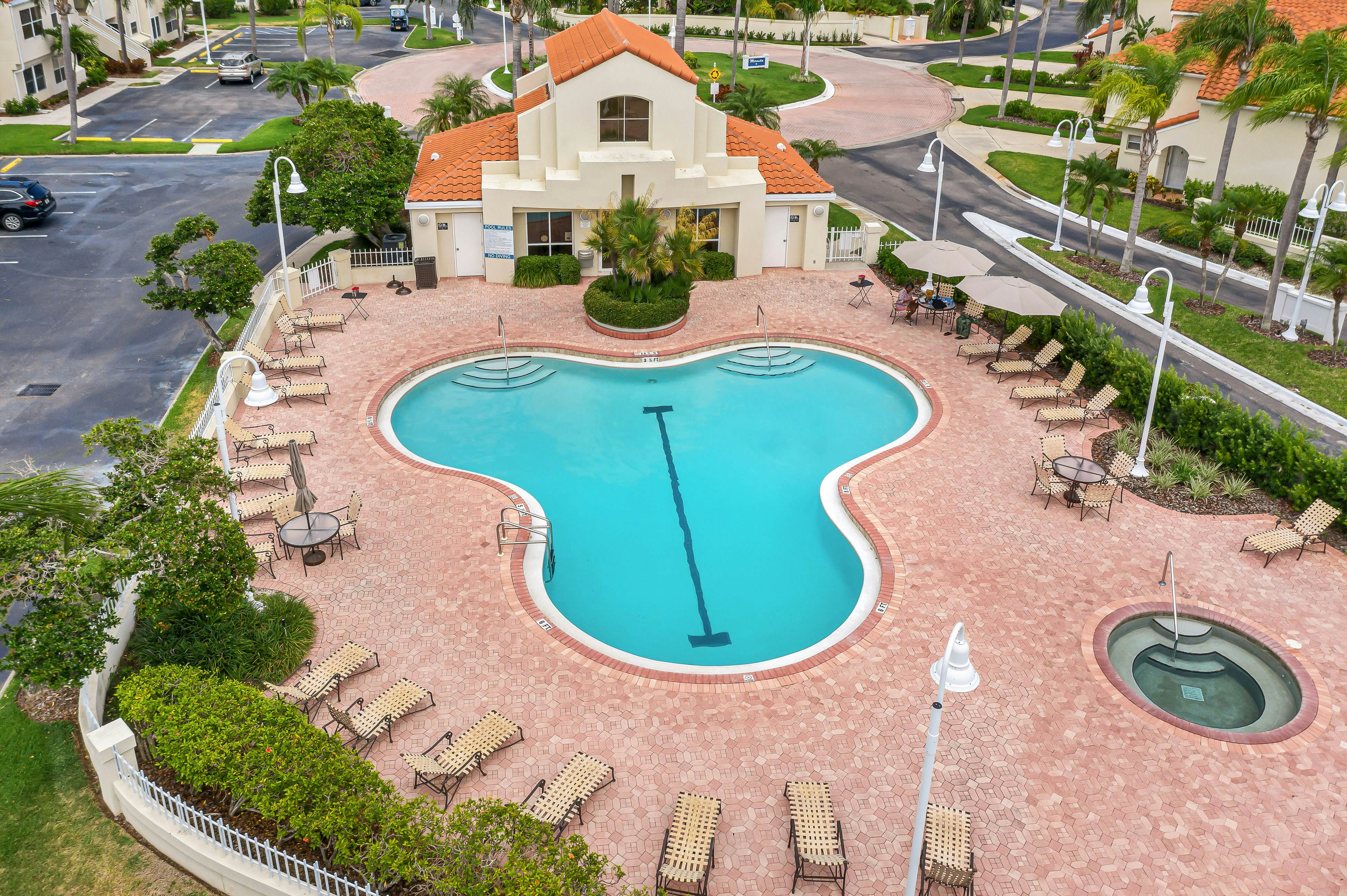 2nd-Floor Condo Overlooking Country Club Greens w/Free WiFi, AC, and Shared Pool