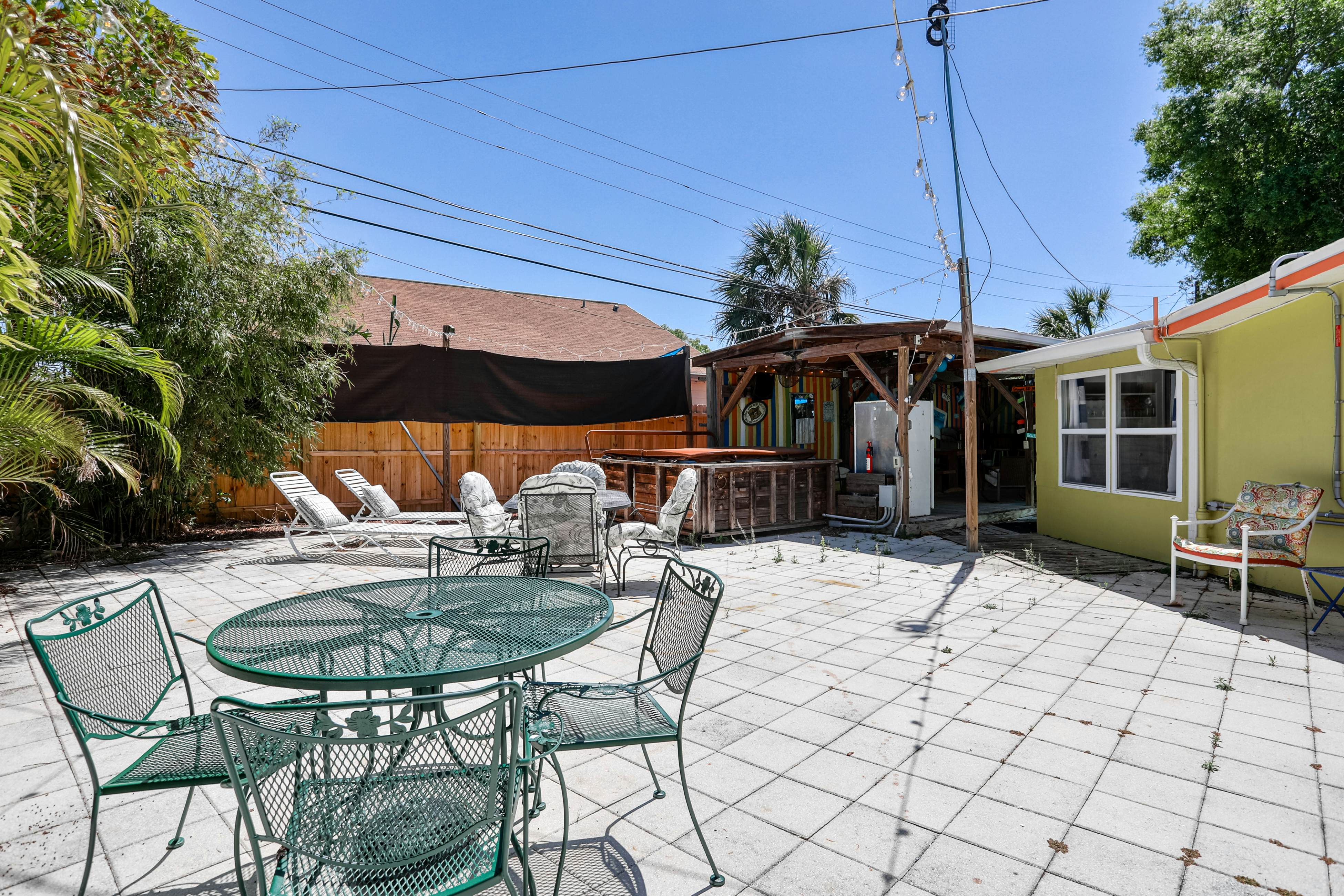 Snowbird-friendly home with tiki bar, fast WiFi, and private W/D