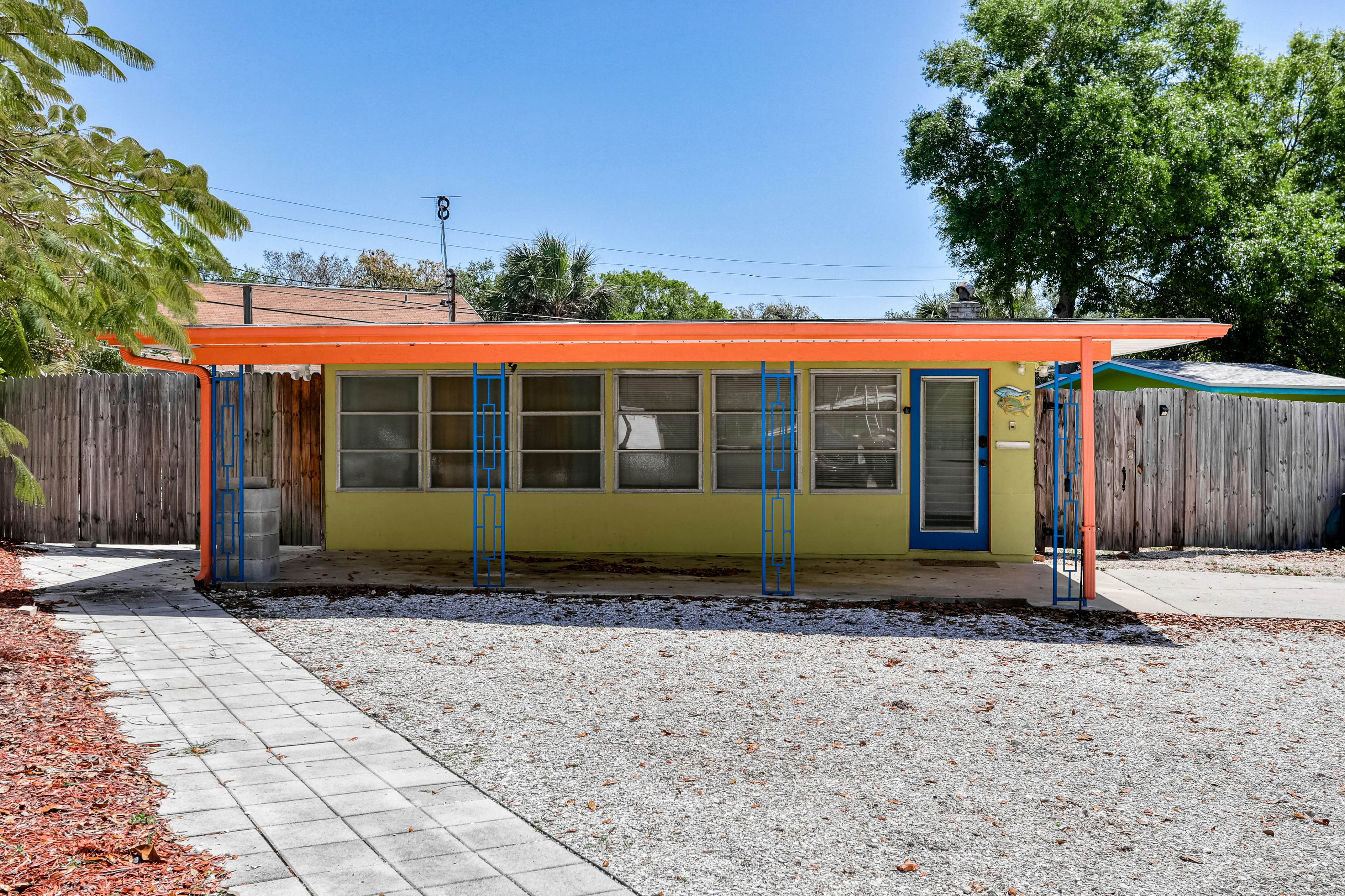 Snowbird-friendly home with tiki bar, fast WiFi, and private W/D