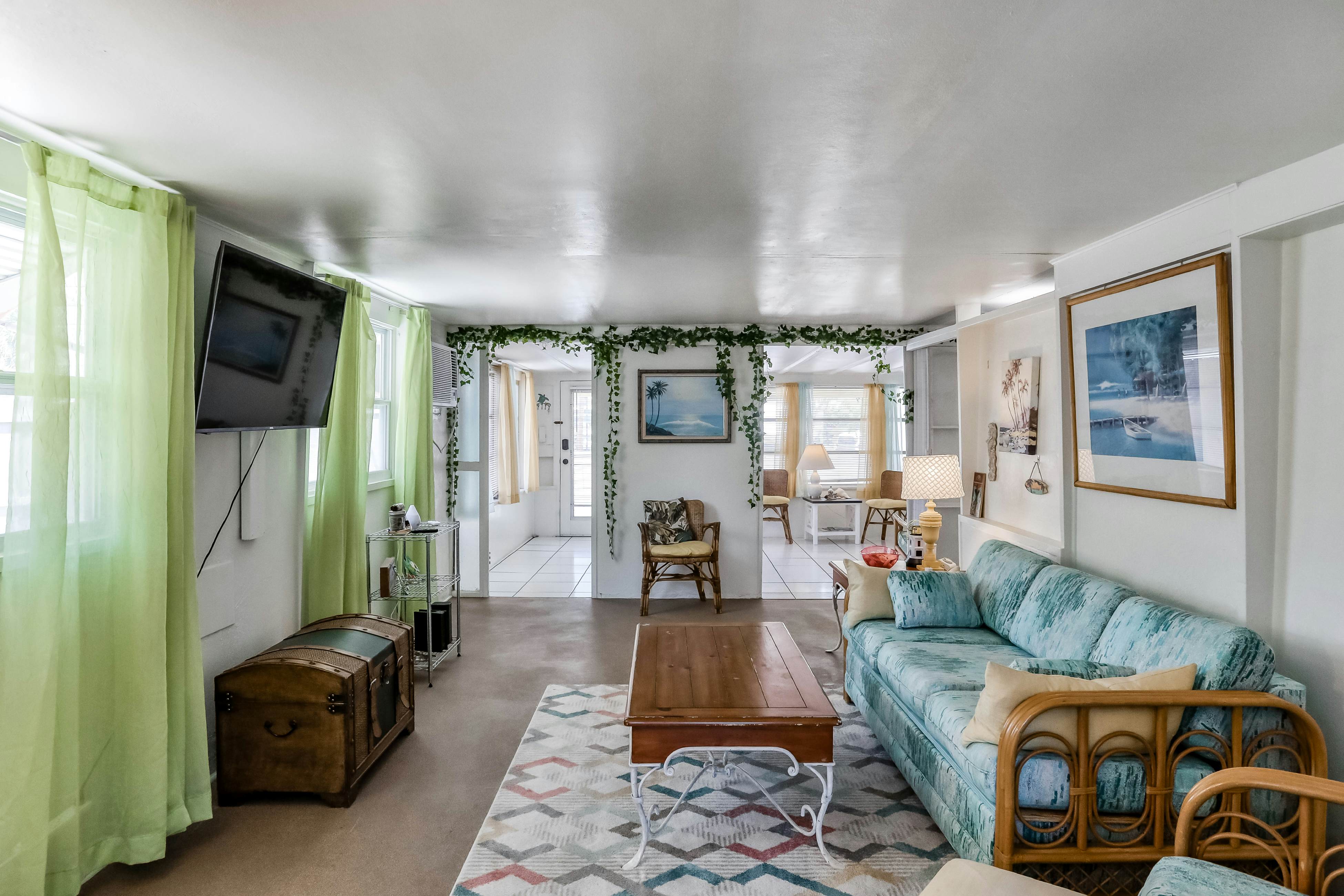 Snowbird-friendly home with tiki bar, fast WiFi, and private W/D