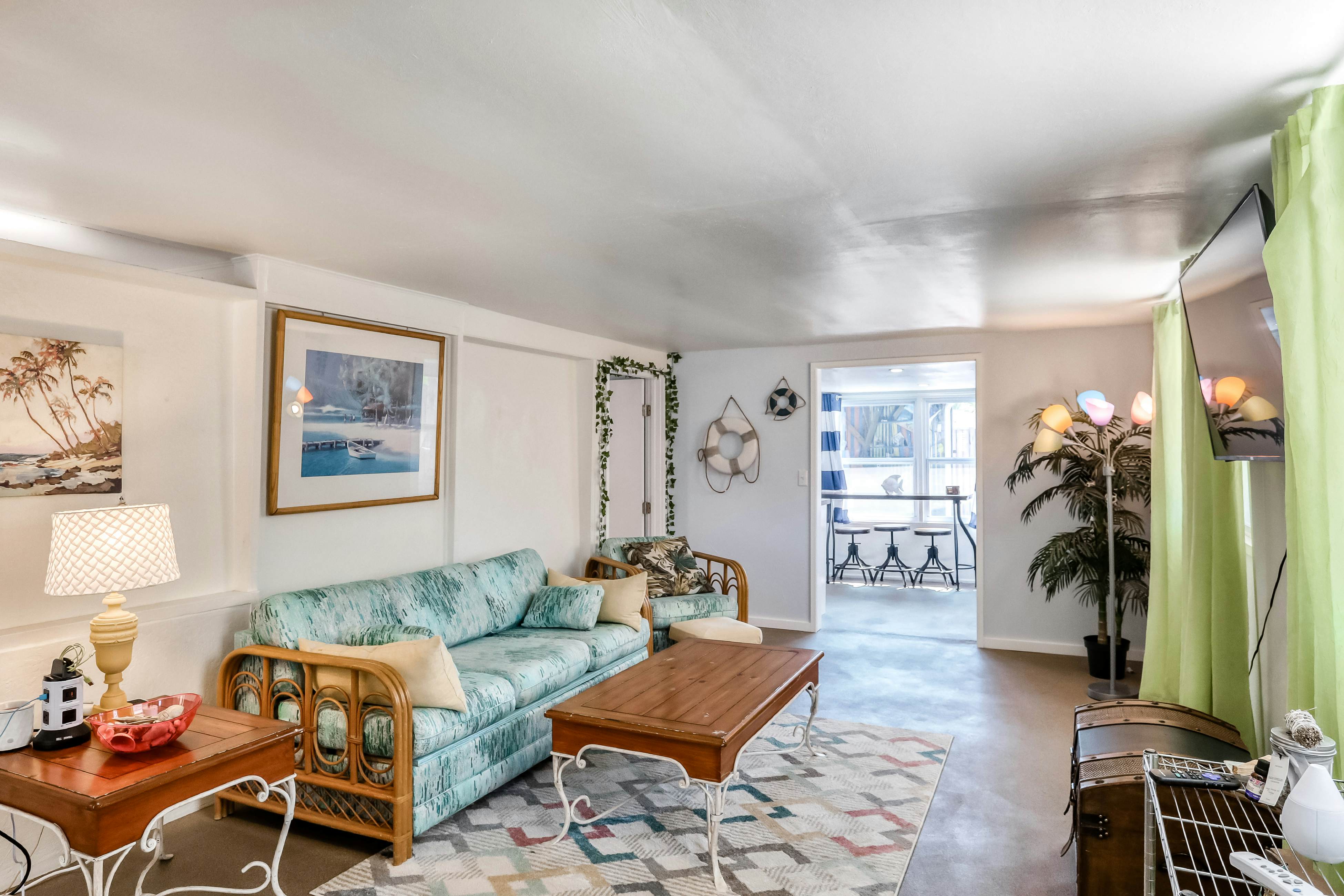 Snowbird-friendly home with tiki bar, fast WiFi, and private W/D