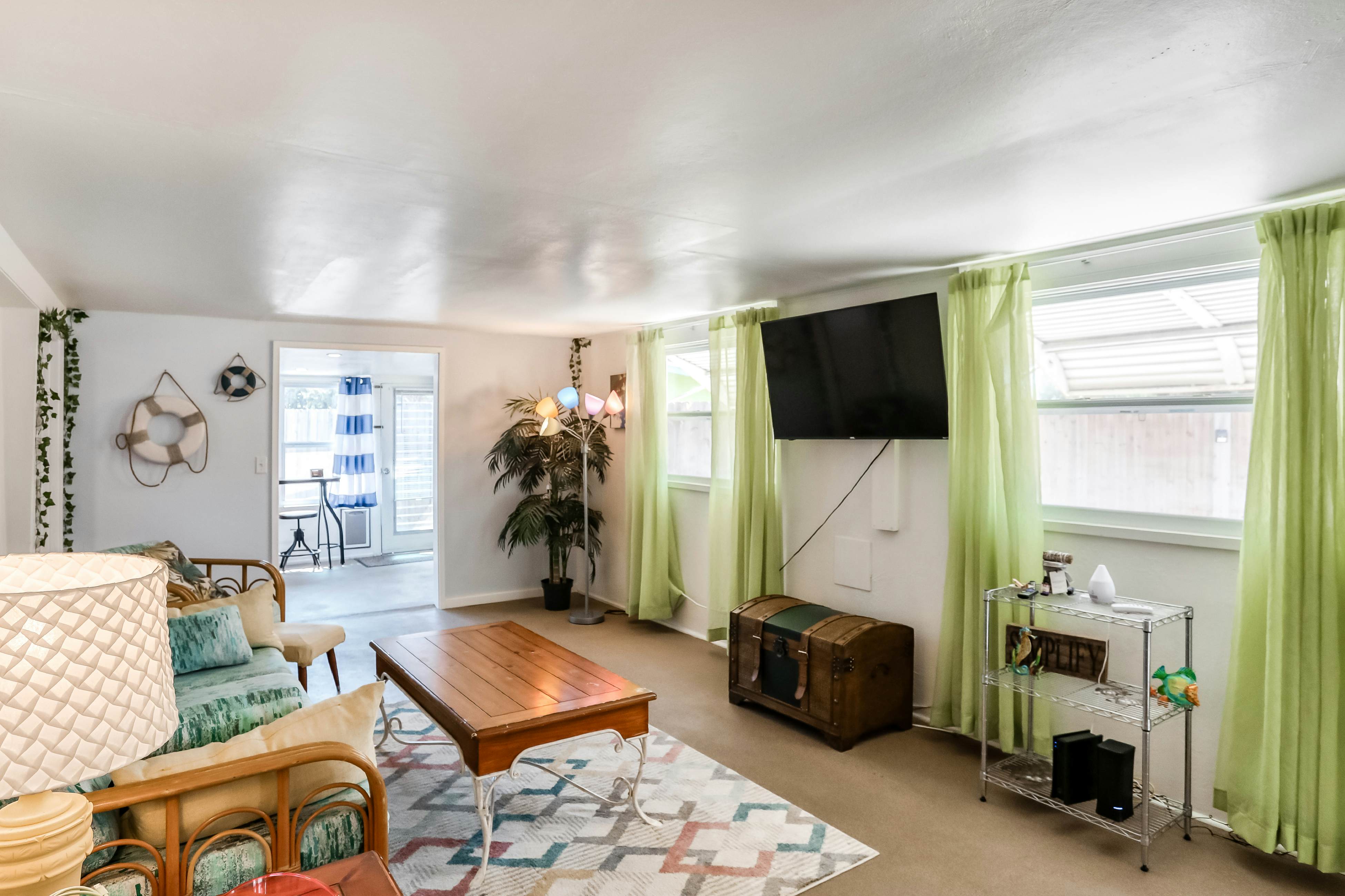 Snowbird-friendly home with tiki bar, fast WiFi, and private W/D