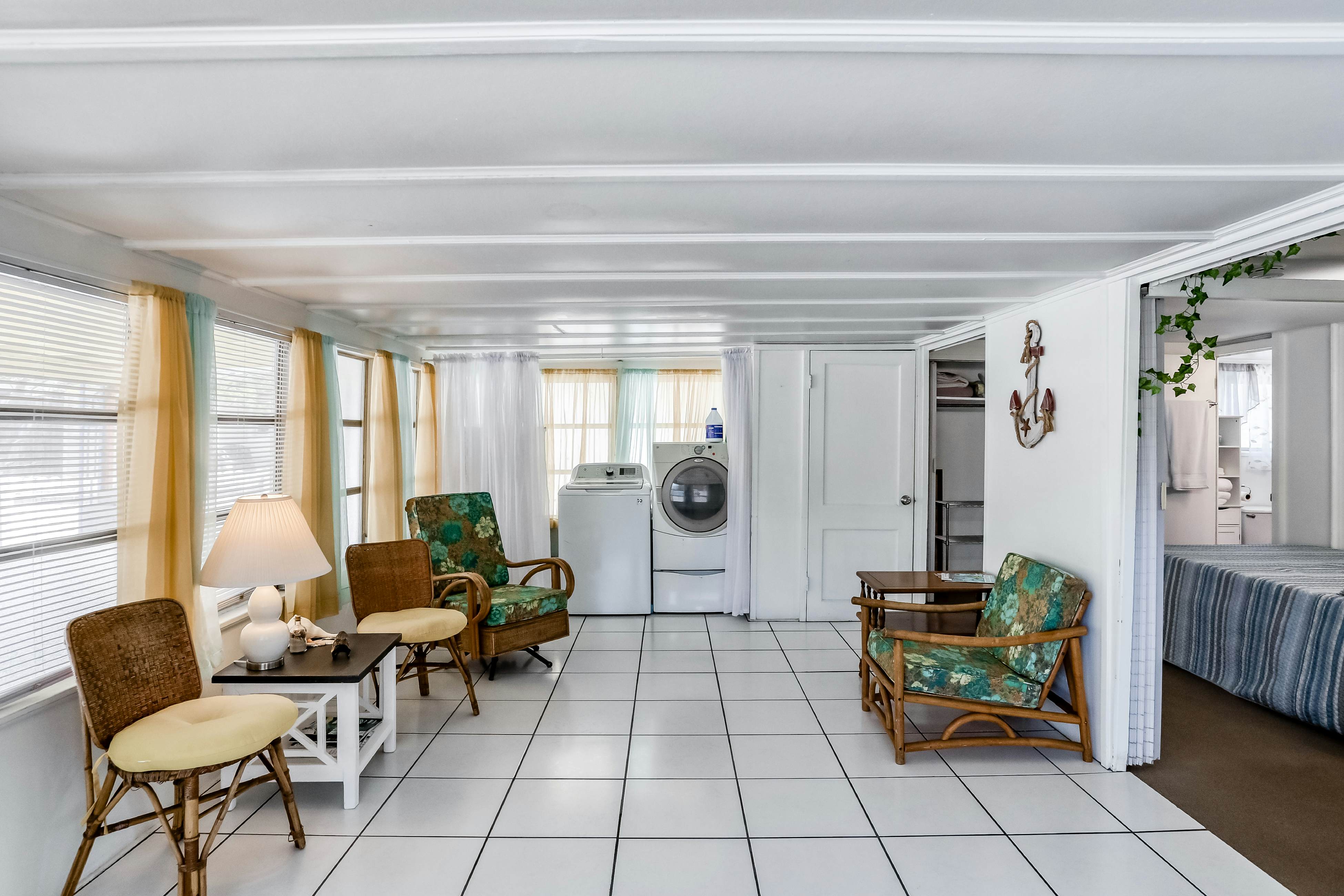 Snowbird-friendly home with tiki bar, fast WiFi, and private W/D