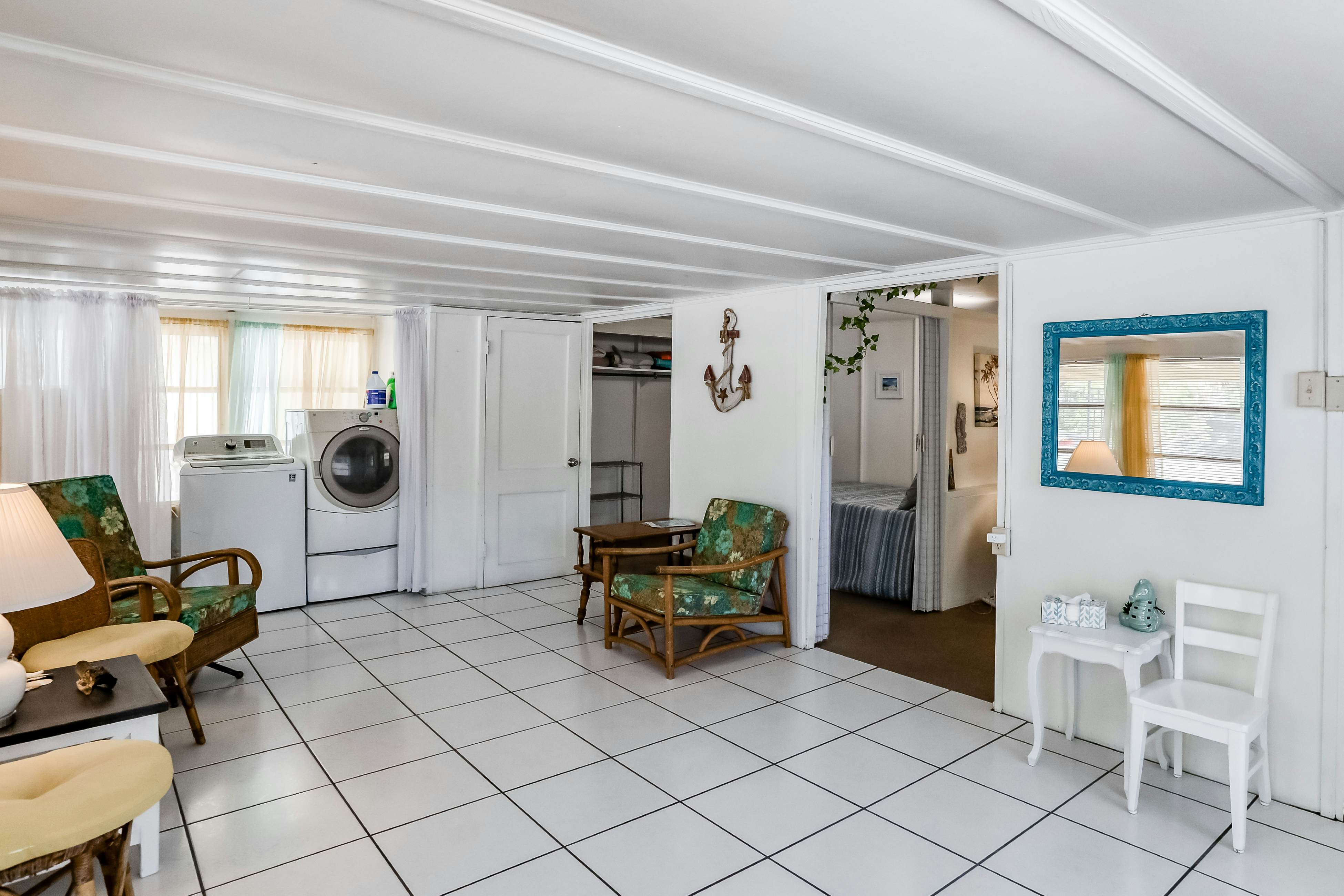 Snowbird-friendly home with tiki bar, fast WiFi, and private W/D