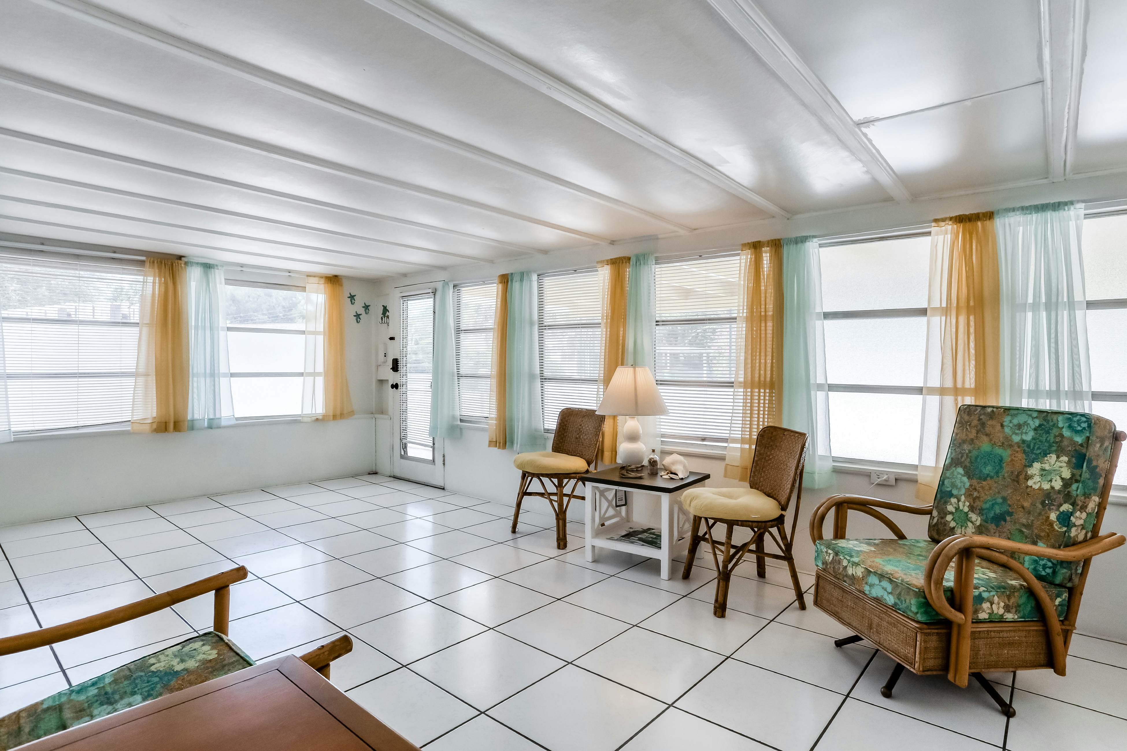 Snowbird-friendly home with tiki bar, fast WiFi, and private W/D