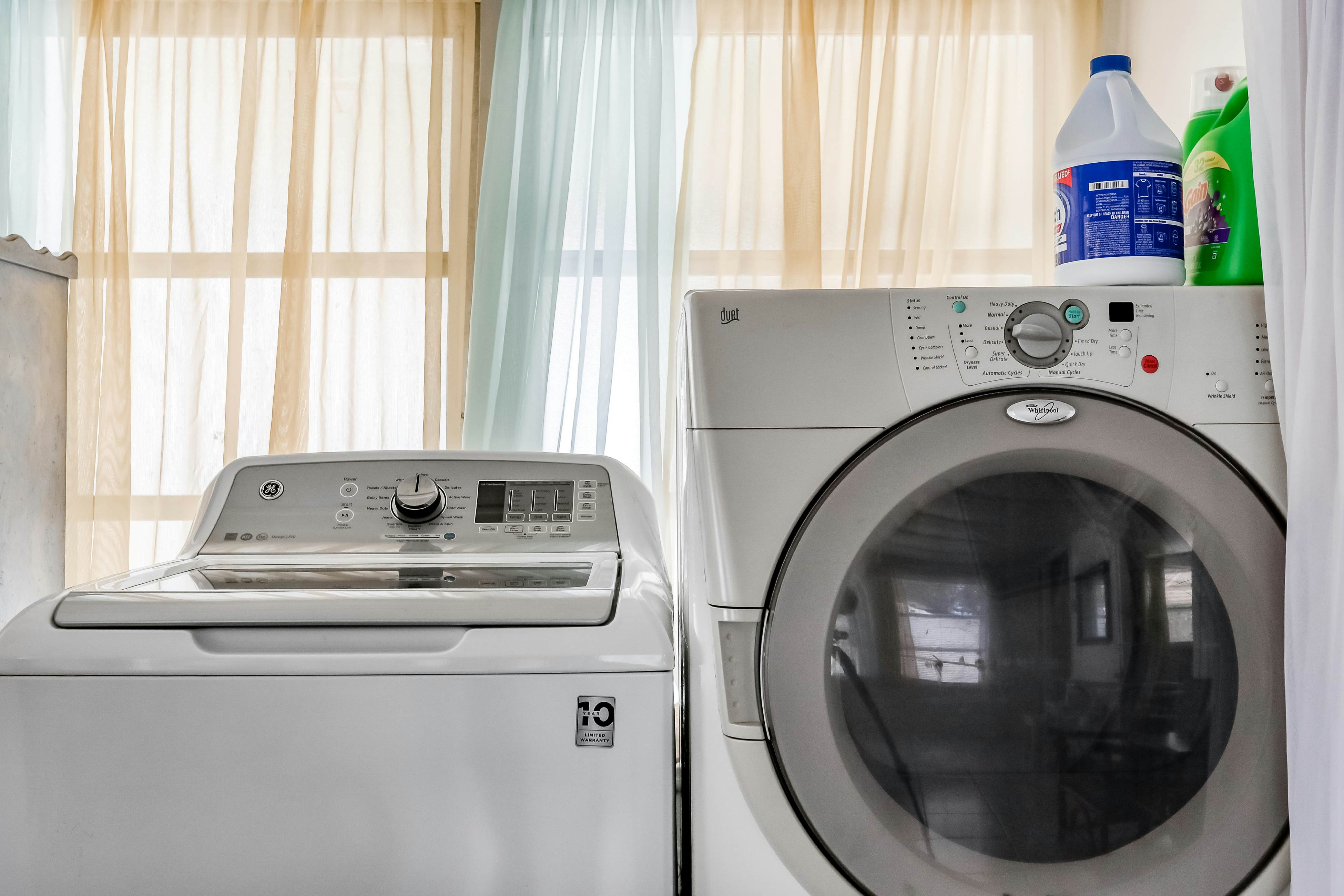 Snowbird-friendly home with tiki bar, fast WiFi, and private W/D