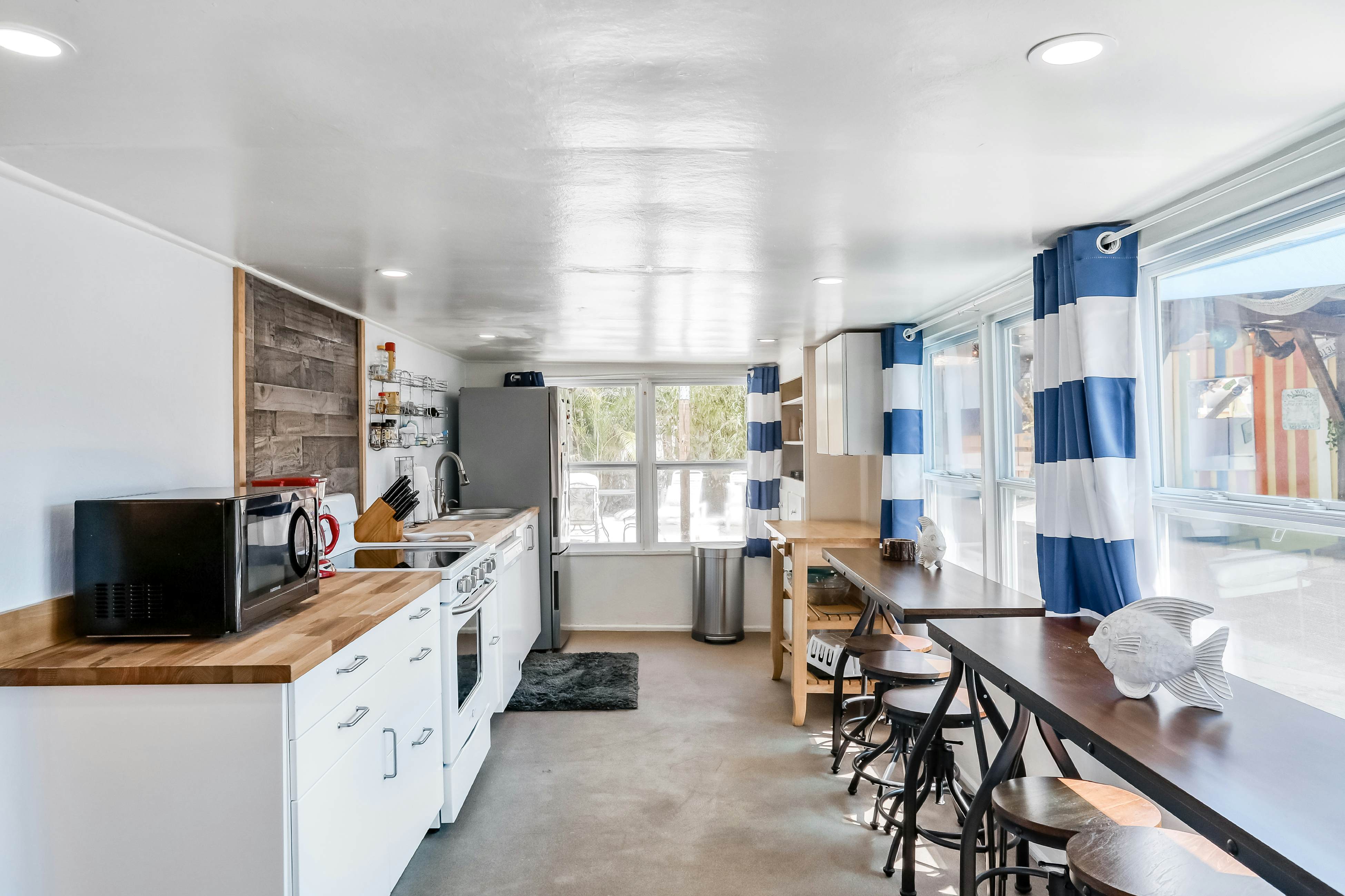 Snowbird-friendly home with tiki bar, fast WiFi, and private W/D