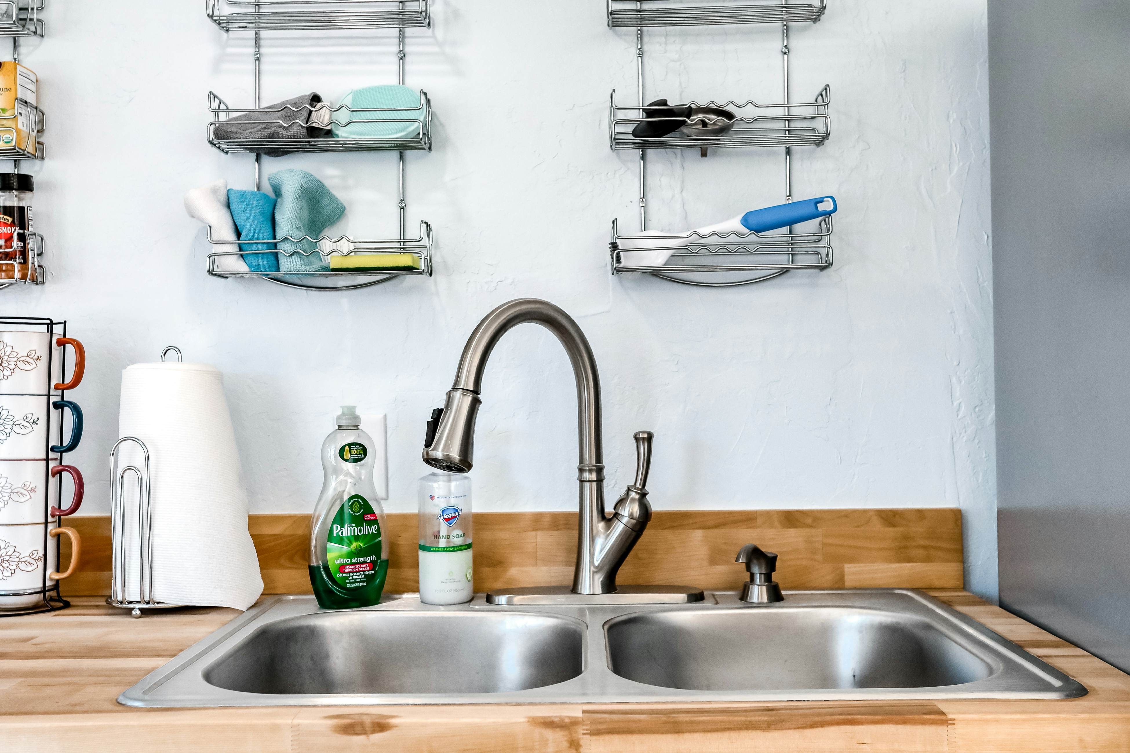 Snowbird-friendly home with tiki bar, fast WiFi, and private W/D