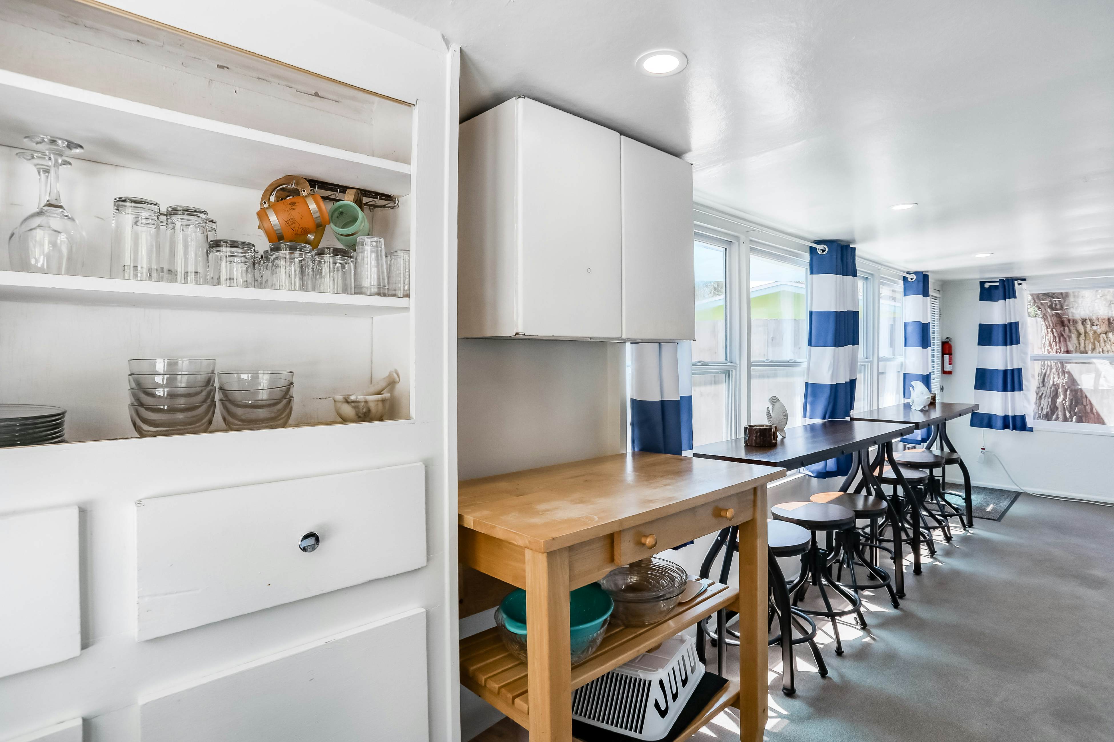 Snowbird-friendly home with tiki bar, fast WiFi, and private W/D