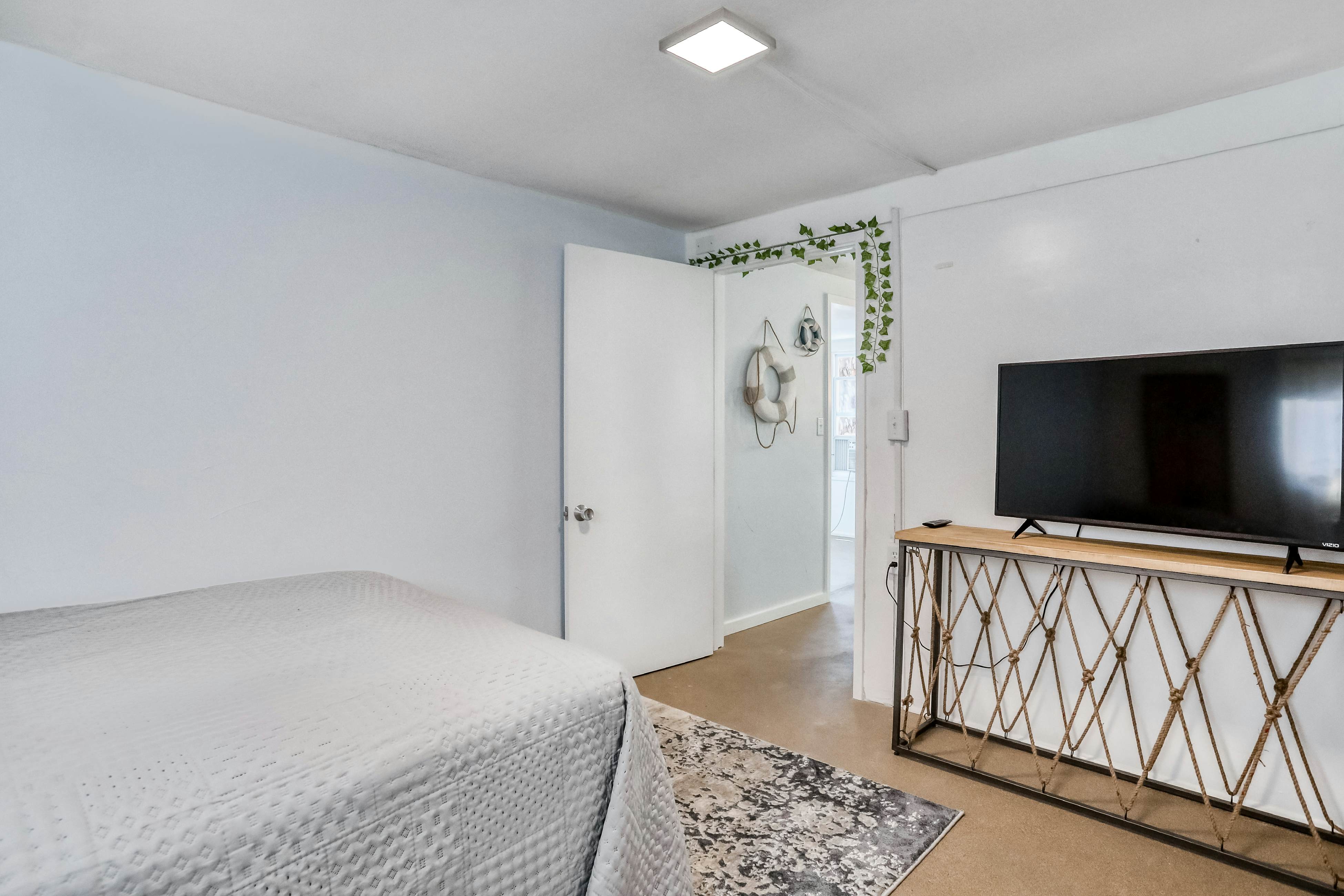 Snowbird-friendly home with tiki bar, fast WiFi, and private W/D