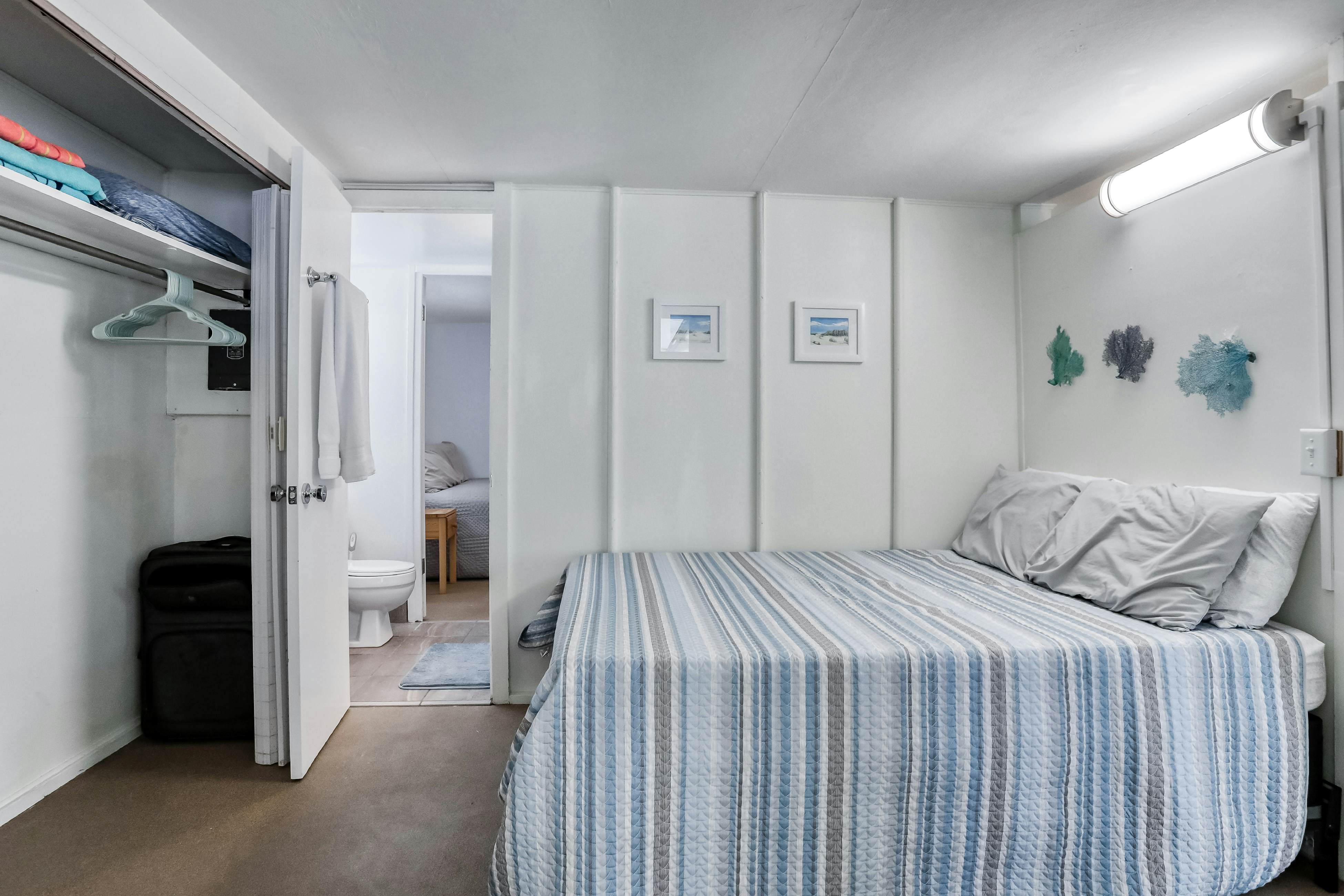 Snowbird-friendly home with tiki bar, fast WiFi, and private W/D