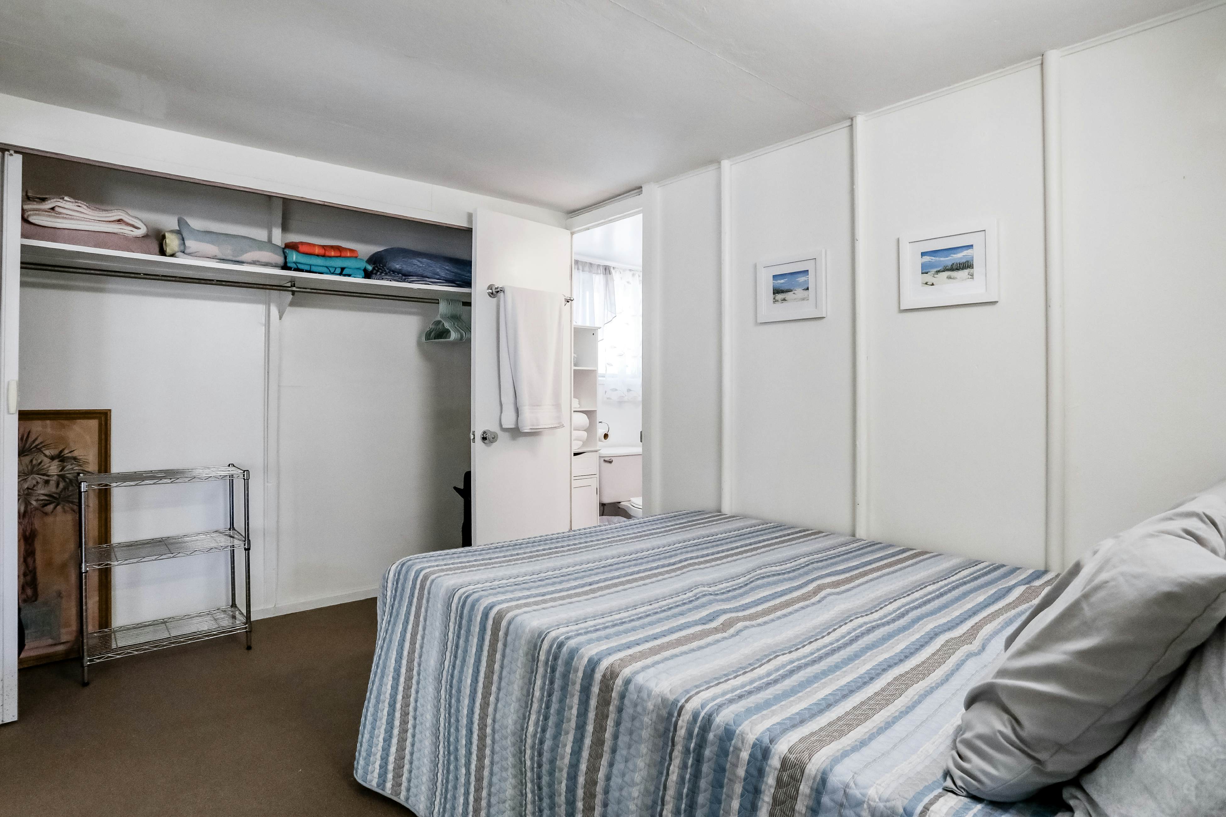 Snowbird-friendly home with tiki bar, fast WiFi, and private W/D