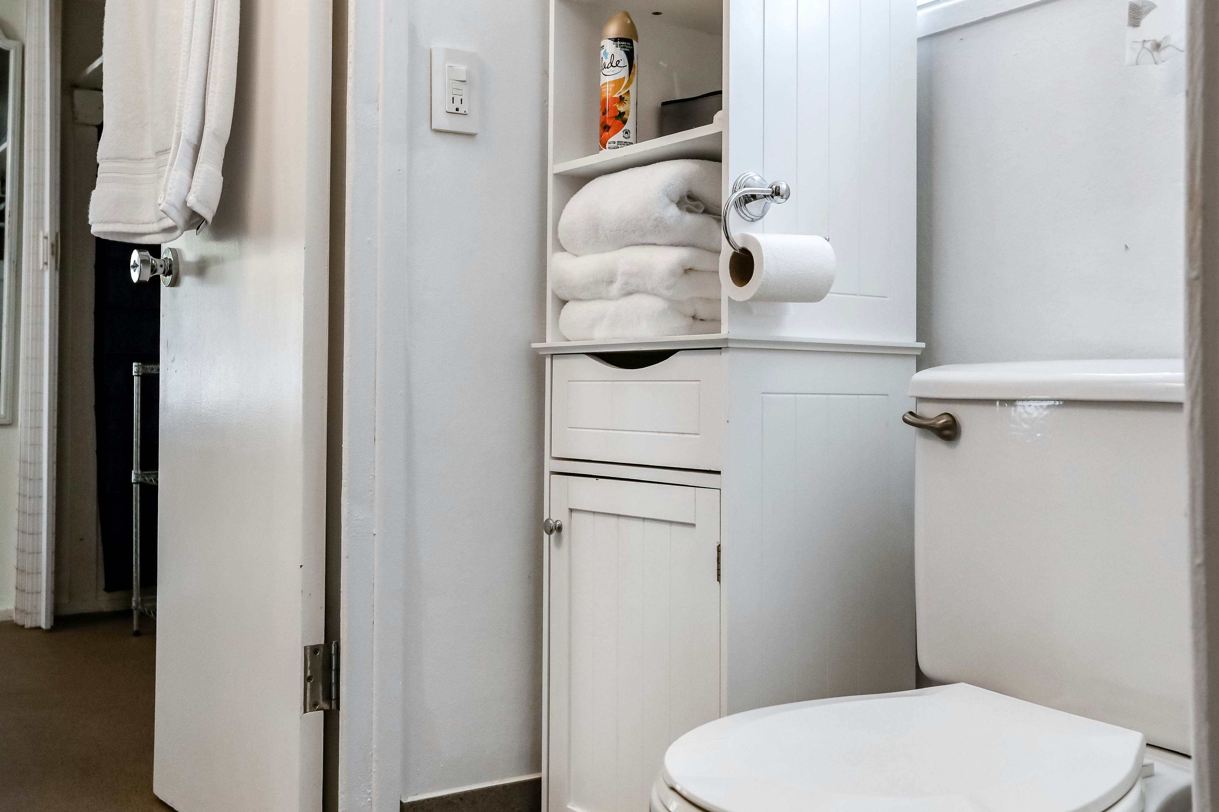 Snowbird-friendly home with tiki bar, fast WiFi, and private W/D