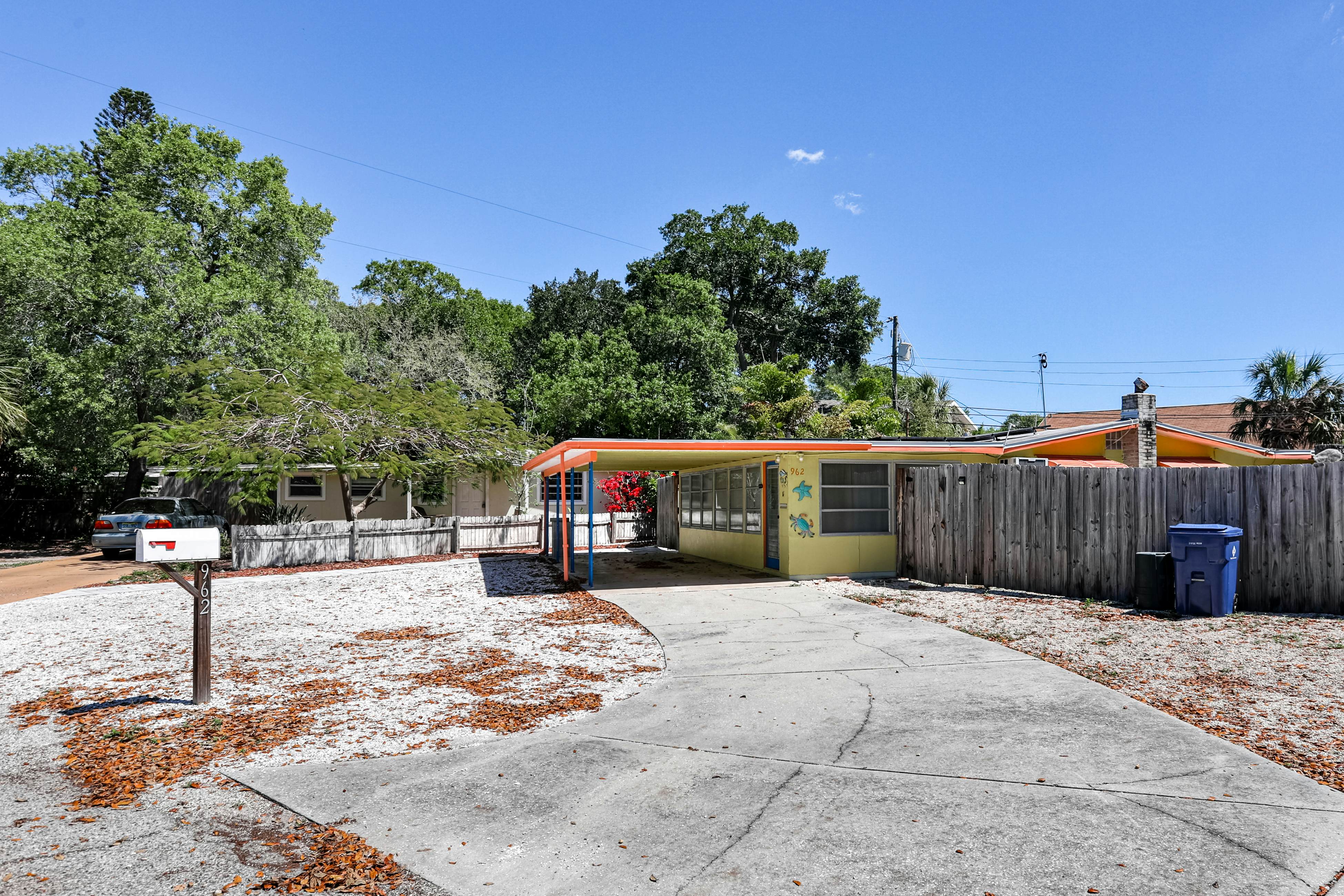 Snowbird-friendly home with tiki bar, fast WiFi, and private W/D