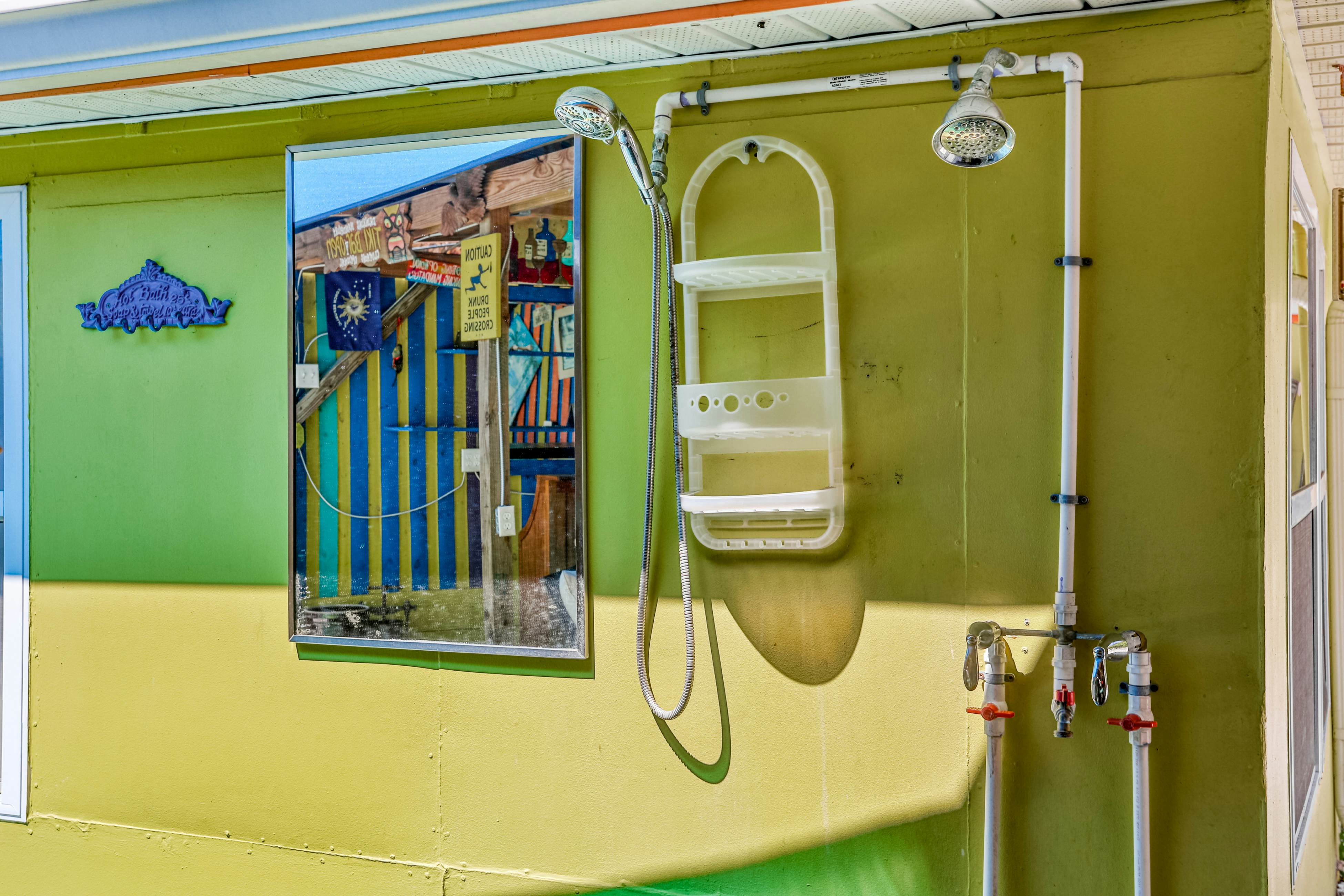 Snowbird-friendly home with tiki bar, fast WiFi, and private W/D