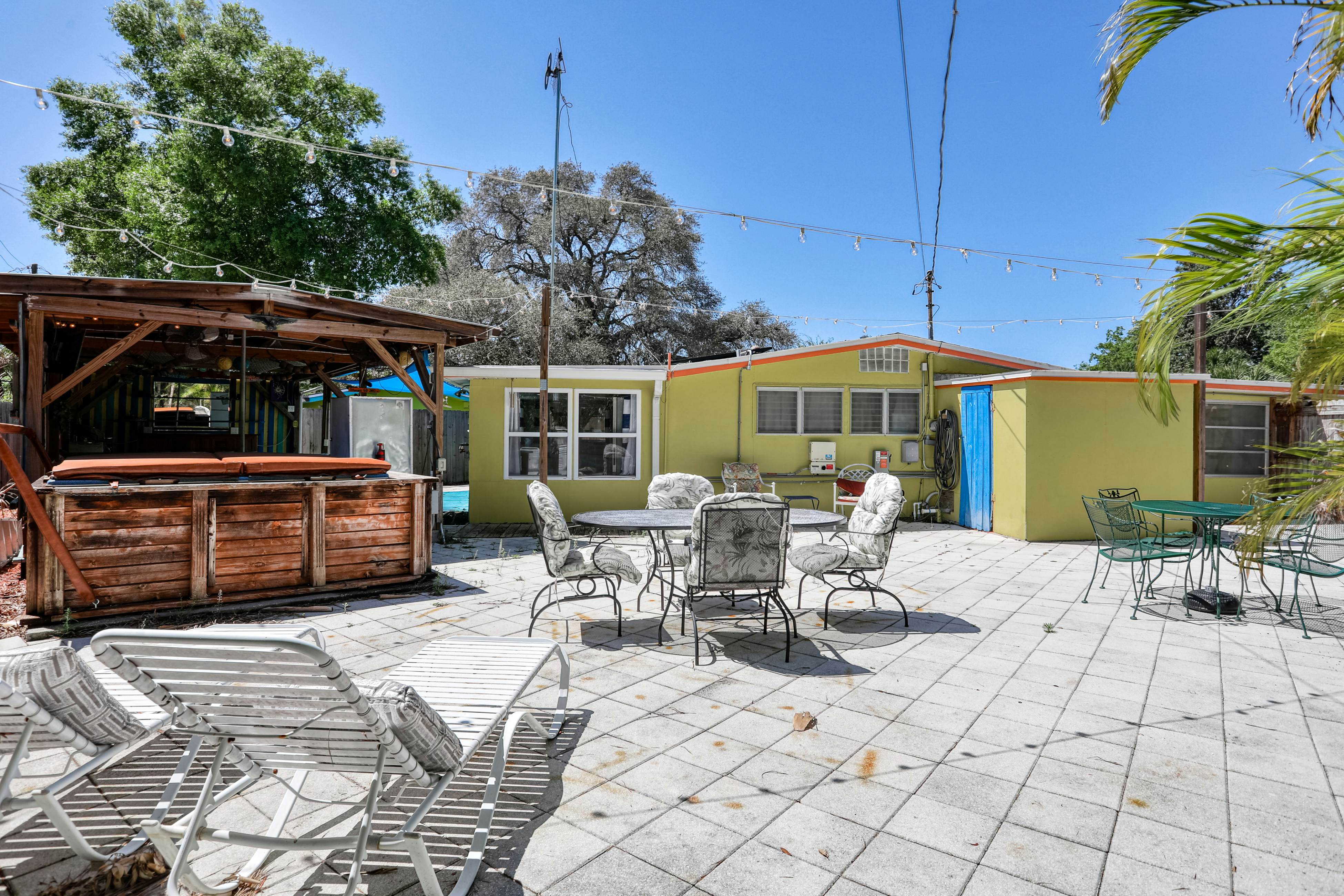 Snowbird-friendly home with tiki bar, fast WiFi, and private W/D