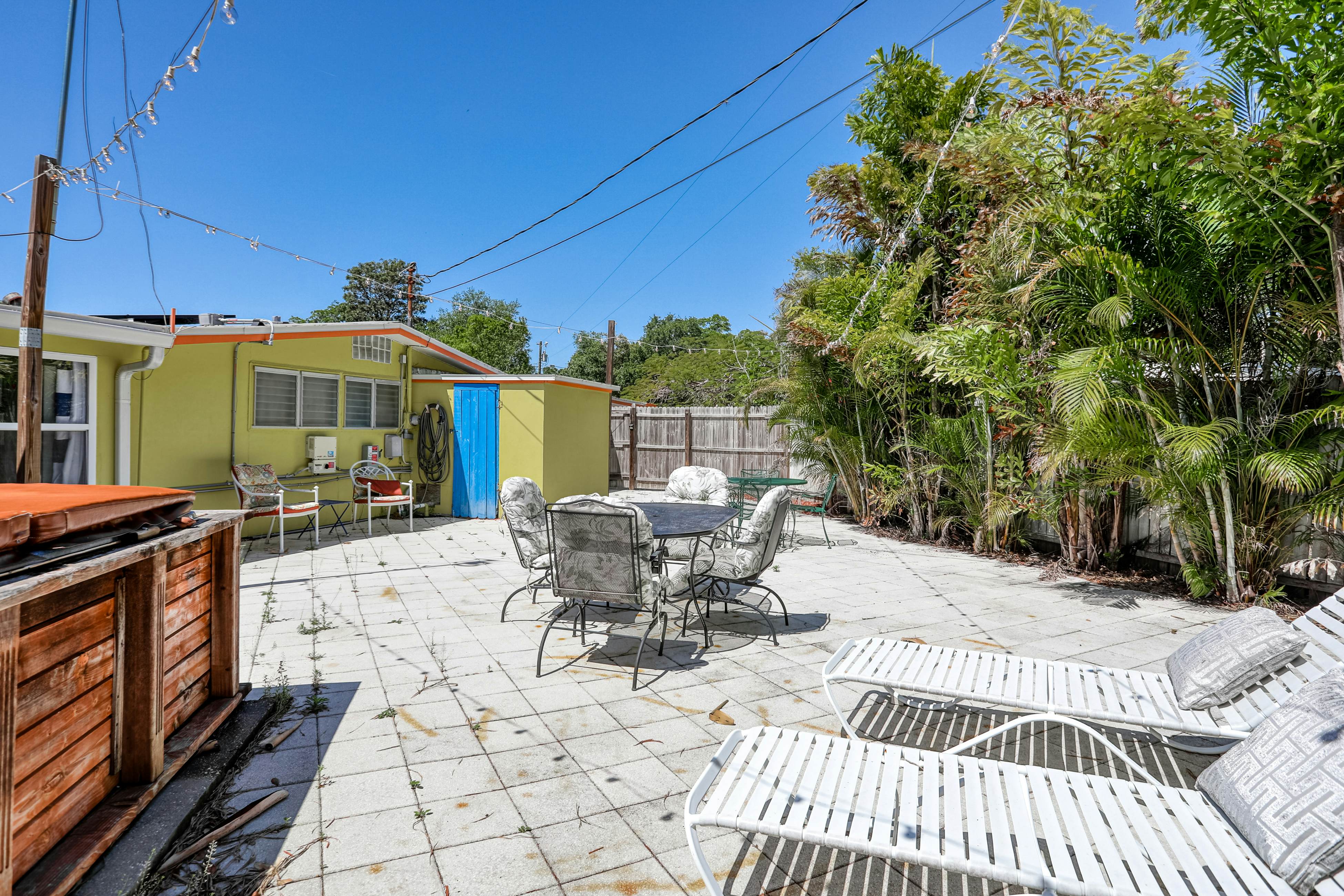 Snowbird-friendly home with tiki bar, fast WiFi, and private W/D