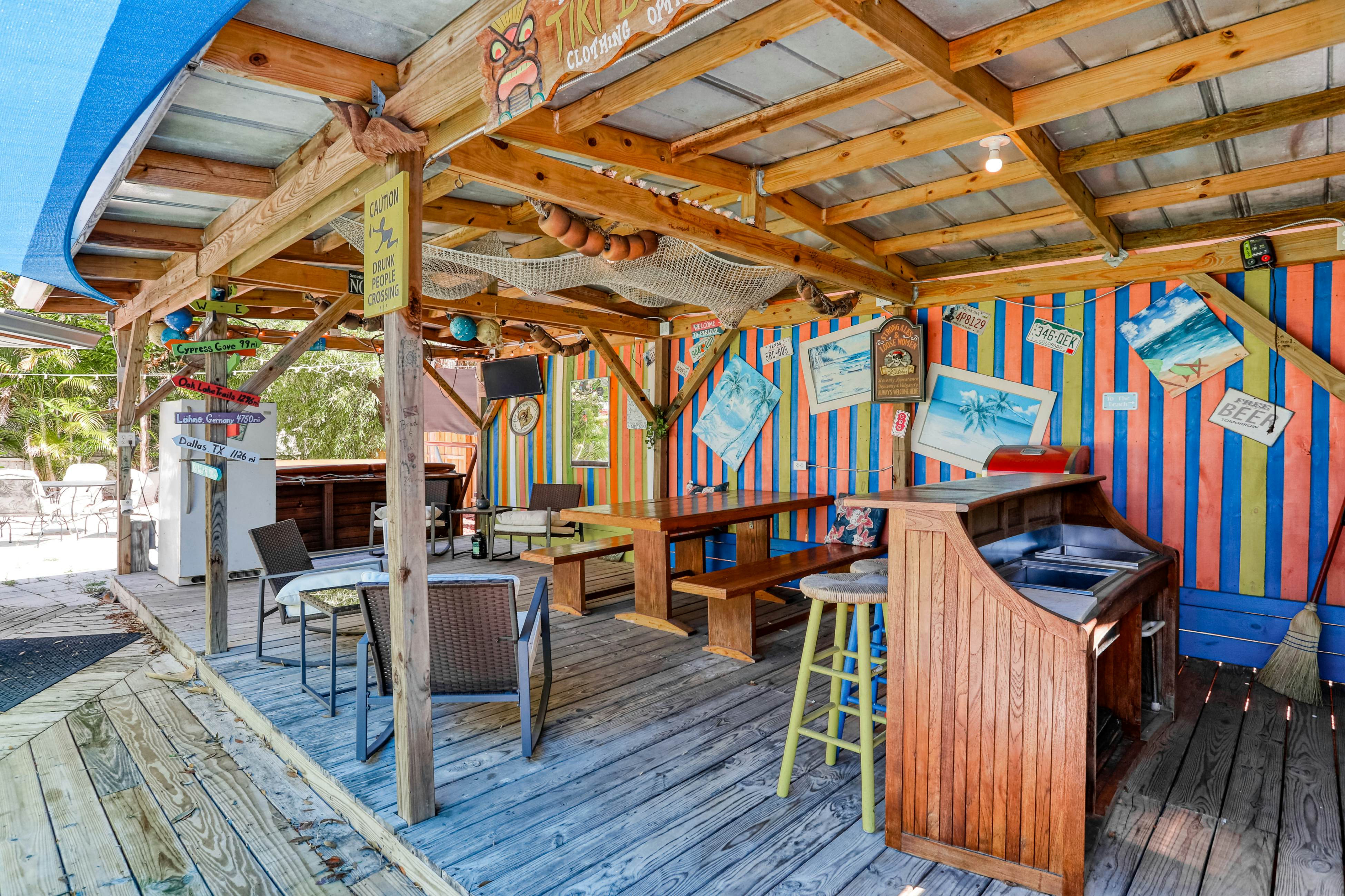 Snowbird-friendly home with tiki bar, fast WiFi, and private W/D