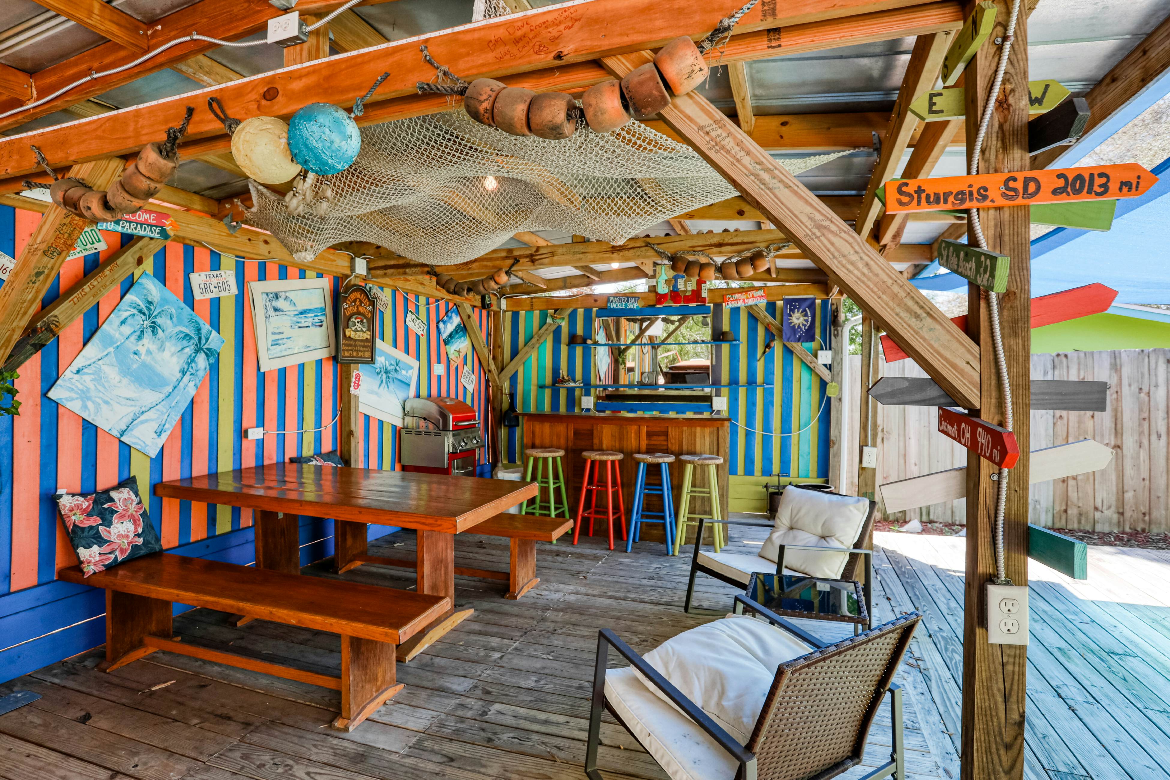 Snowbird-friendly home with tiki bar, fast WiFi, and private W/D