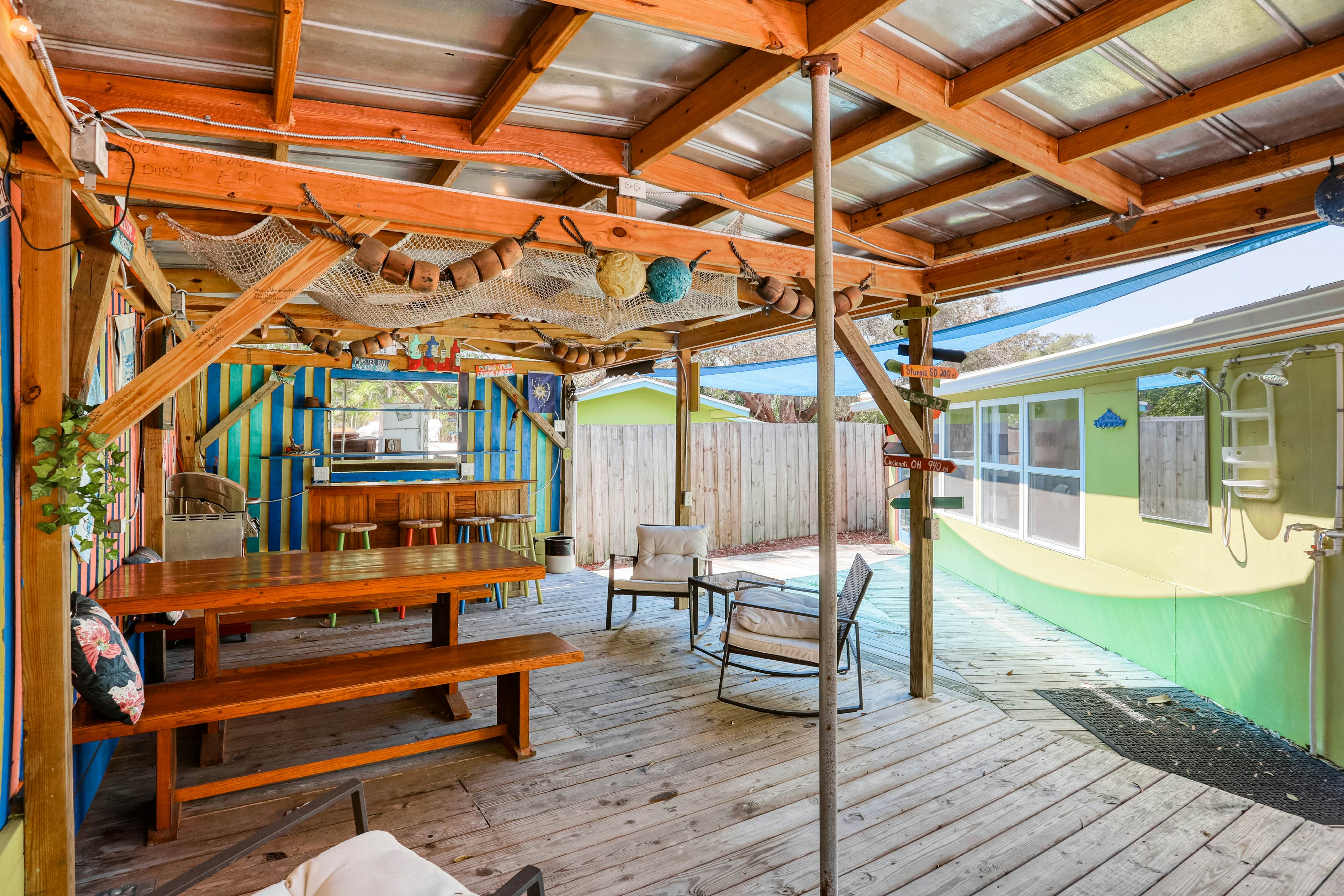 Snowbird-friendly home with tiki bar, fast WiFi, and private W/D