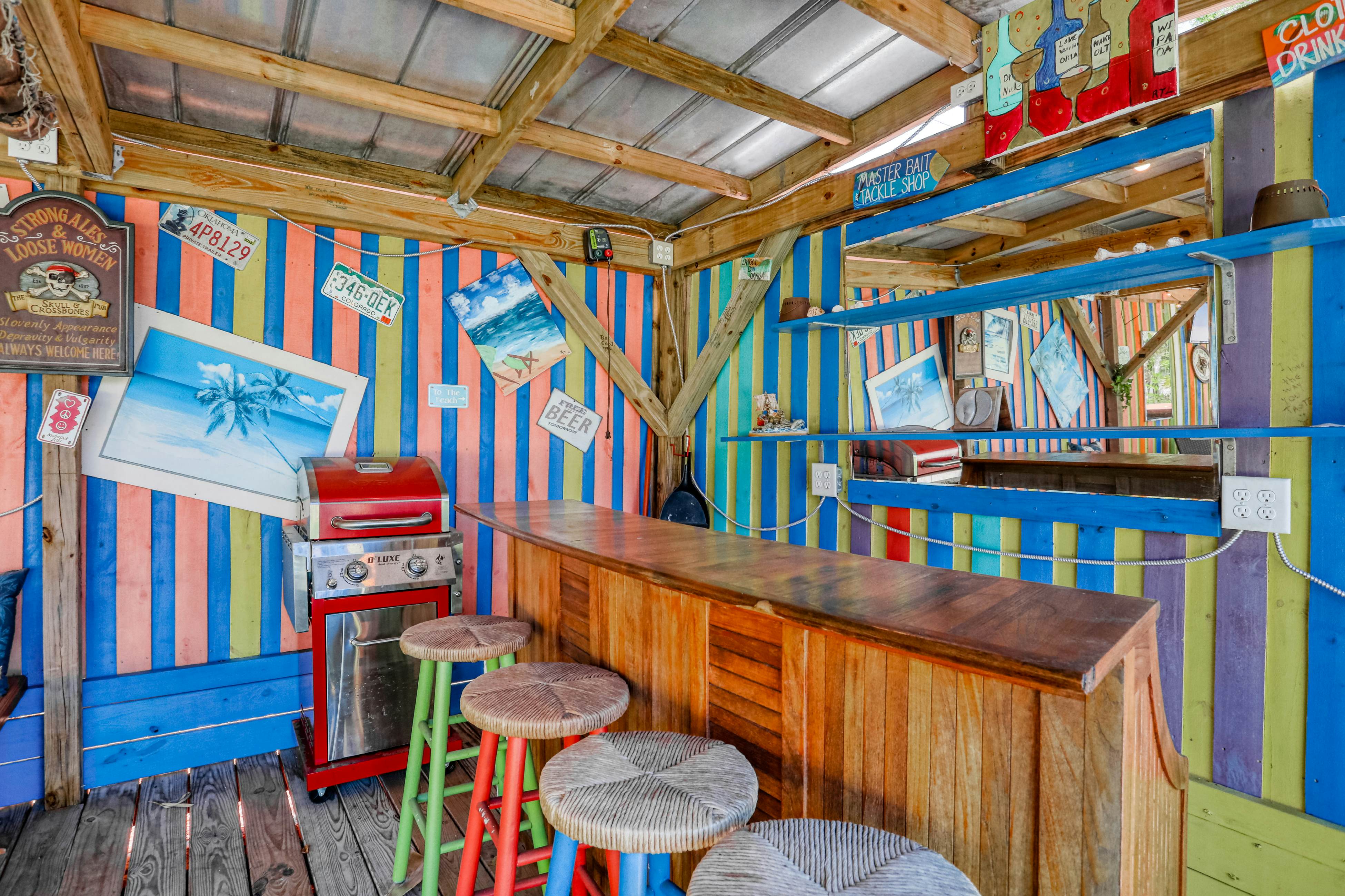 Snowbird-friendly home with tiki bar, fast WiFi, and private W/D