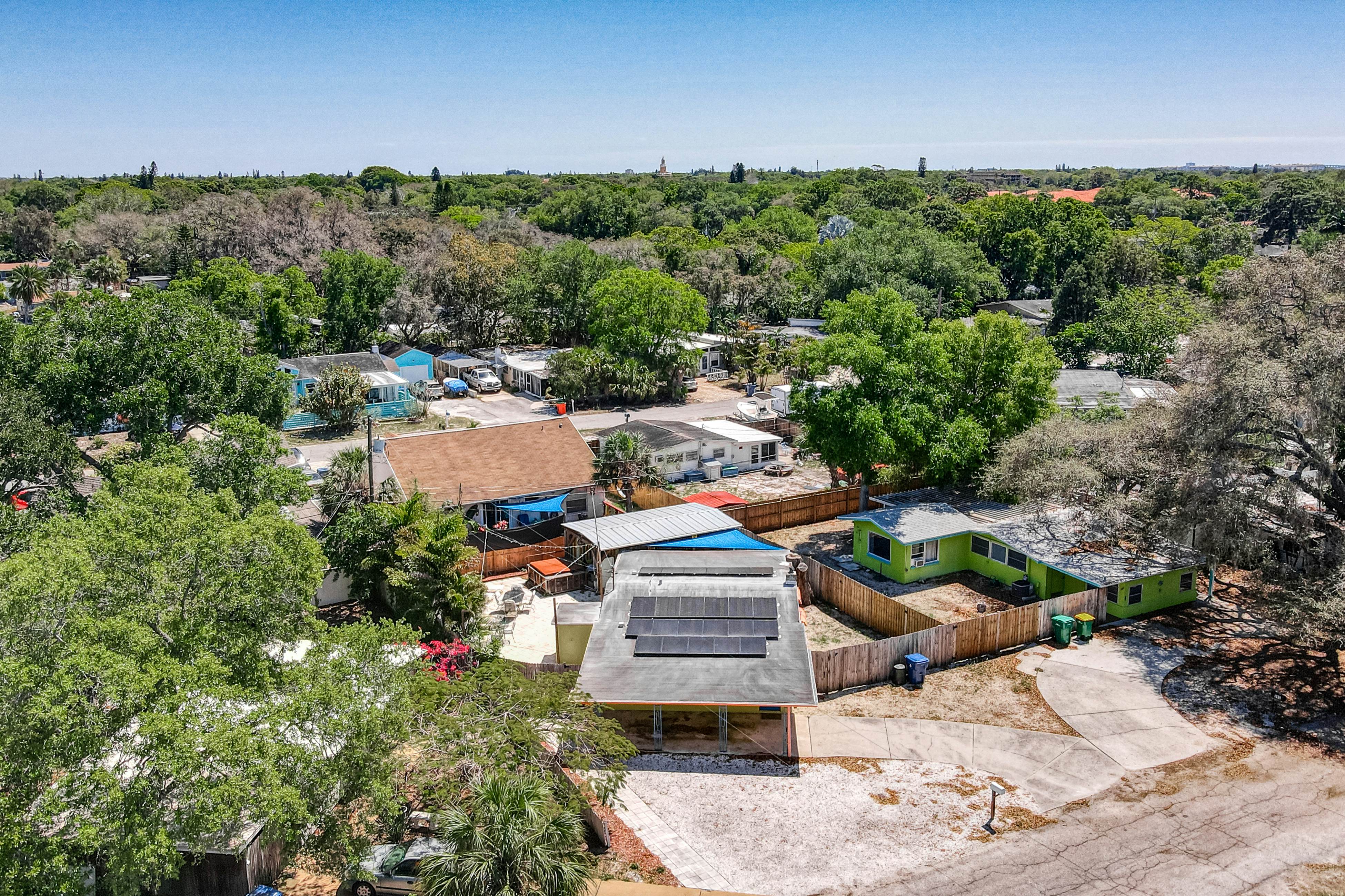 Snowbird-friendly home with tiki bar, fast WiFi, and private W/D