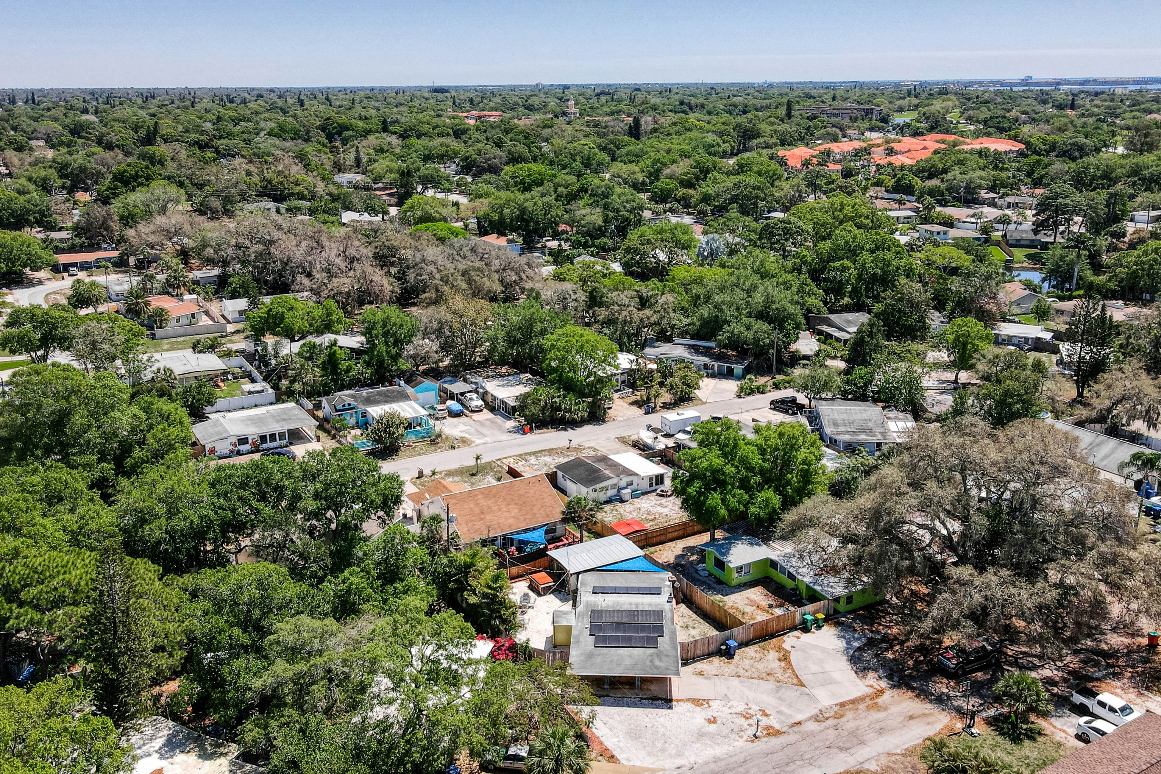 Snowbird-friendly home with tiki bar, fast WiFi, and private W/D