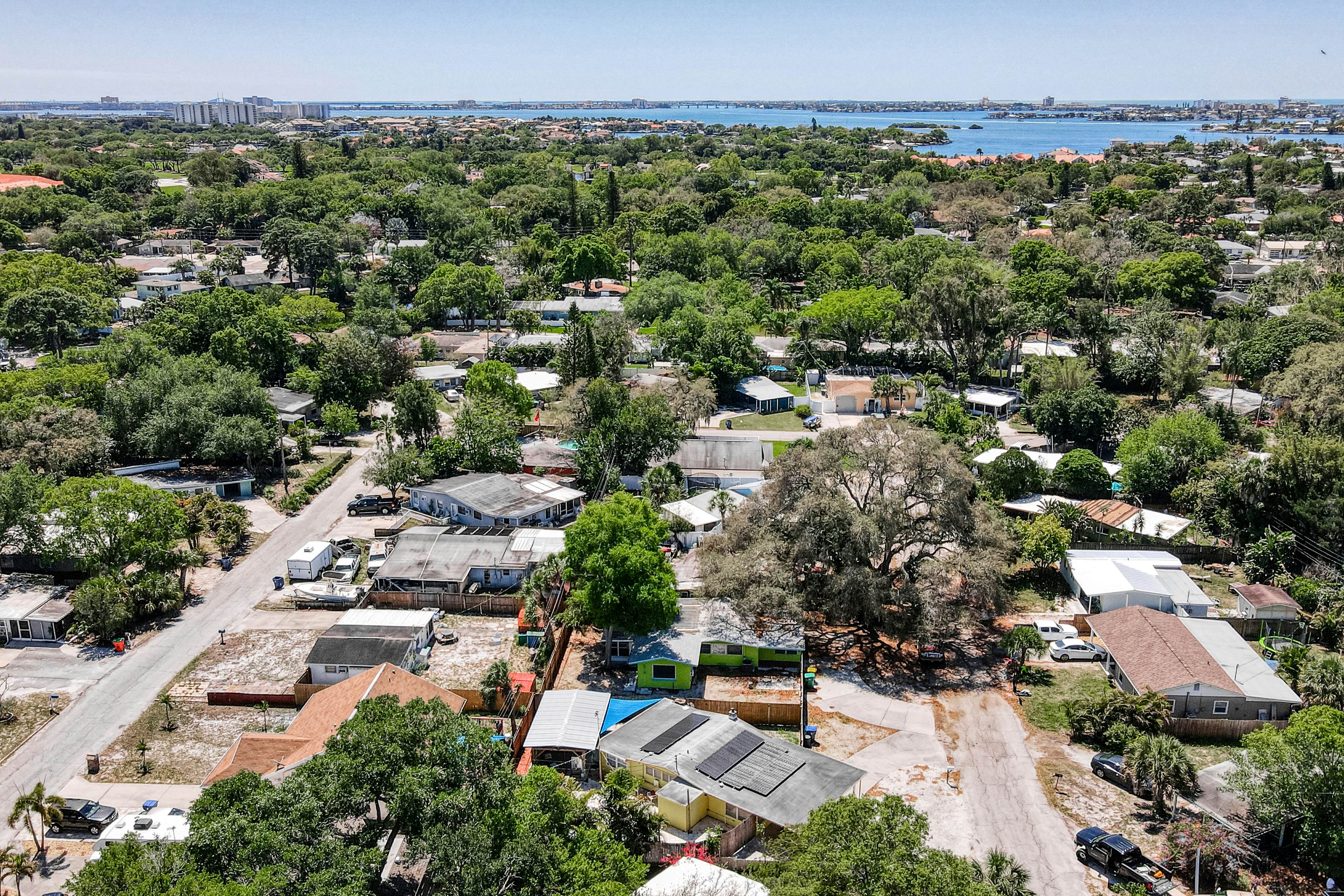 Snowbird-friendly home with tiki bar, fast WiFi, and private W/D