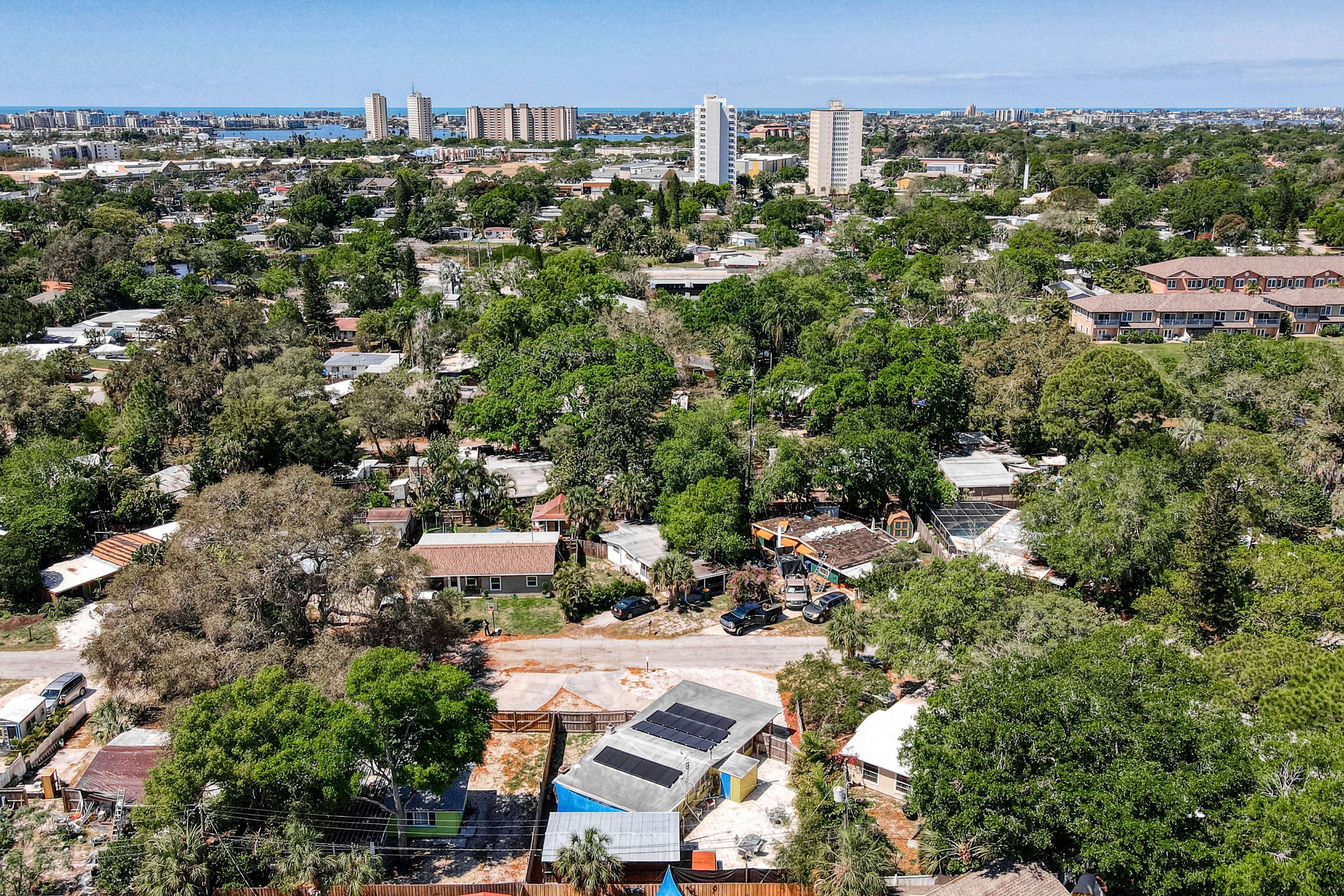 Snowbird-friendly home with tiki bar, fast WiFi, and private W/D