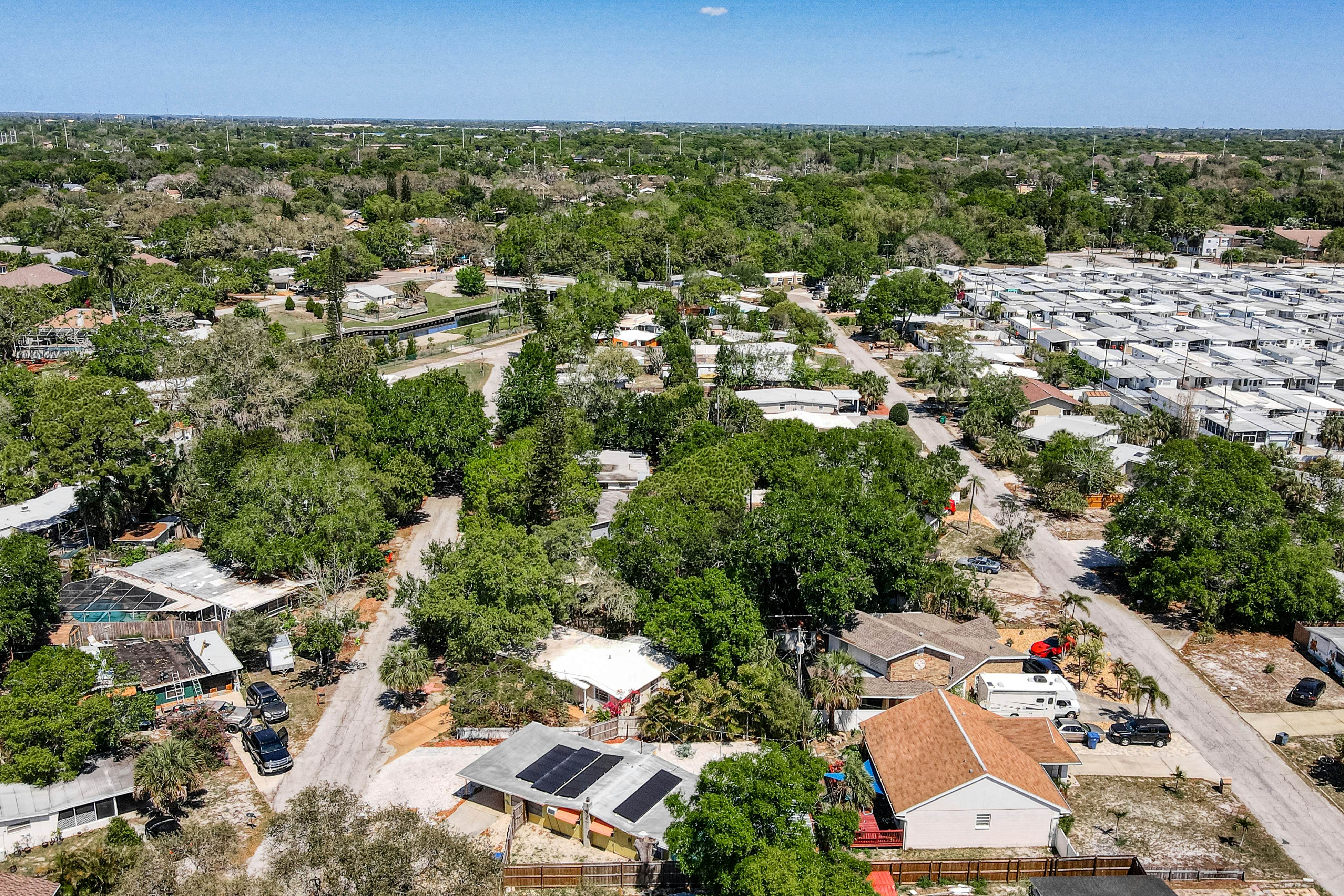 Snowbird-friendly home with tiki bar, fast WiFi, and private W/D