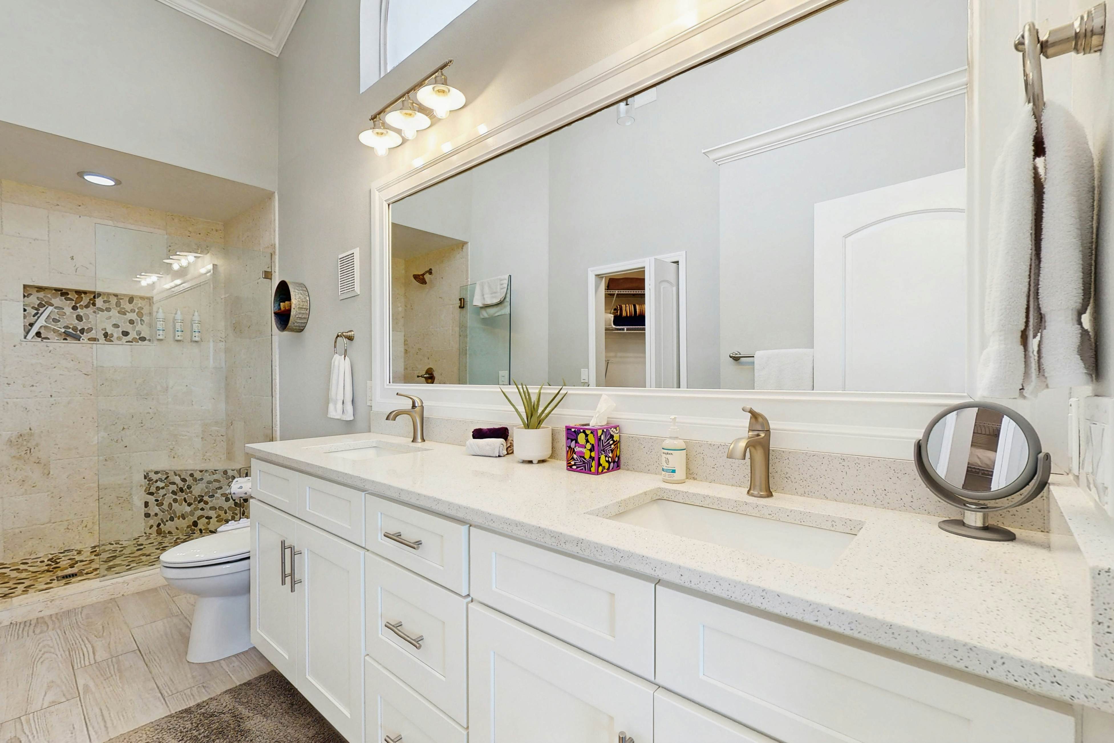 Golf-view retreat with heated pool and hot tub - central AC & private W/D