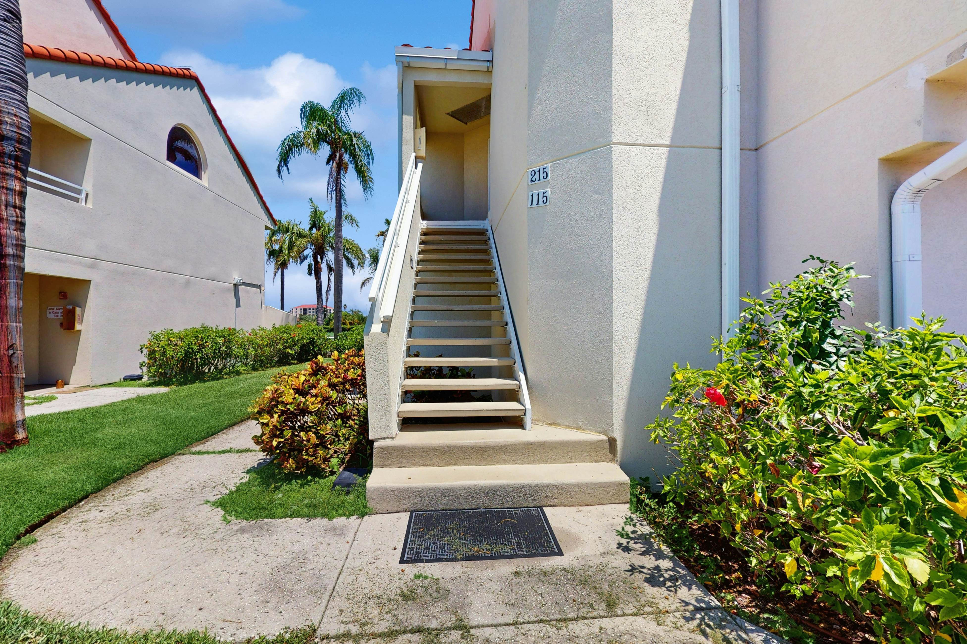 Golf-view retreat with heated pool and hot tub - central AC & private W/D