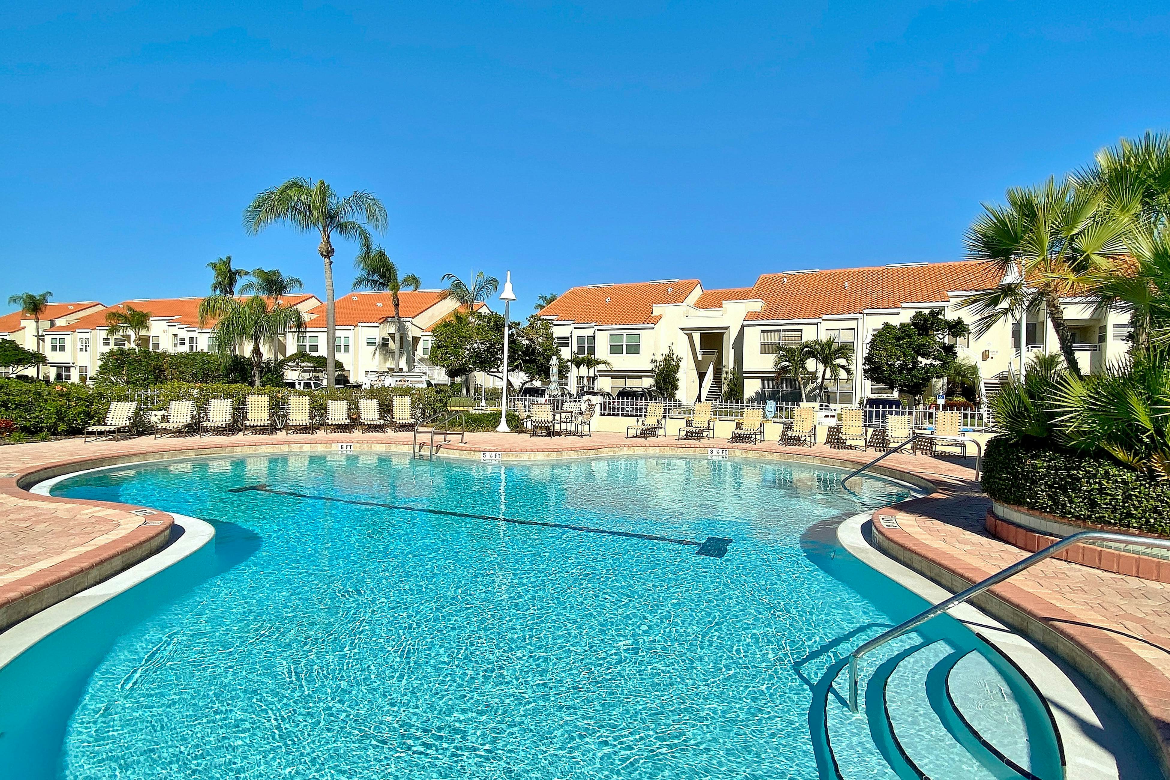 Golf-view retreat with heated pool and hot tub - central AC & private W/D