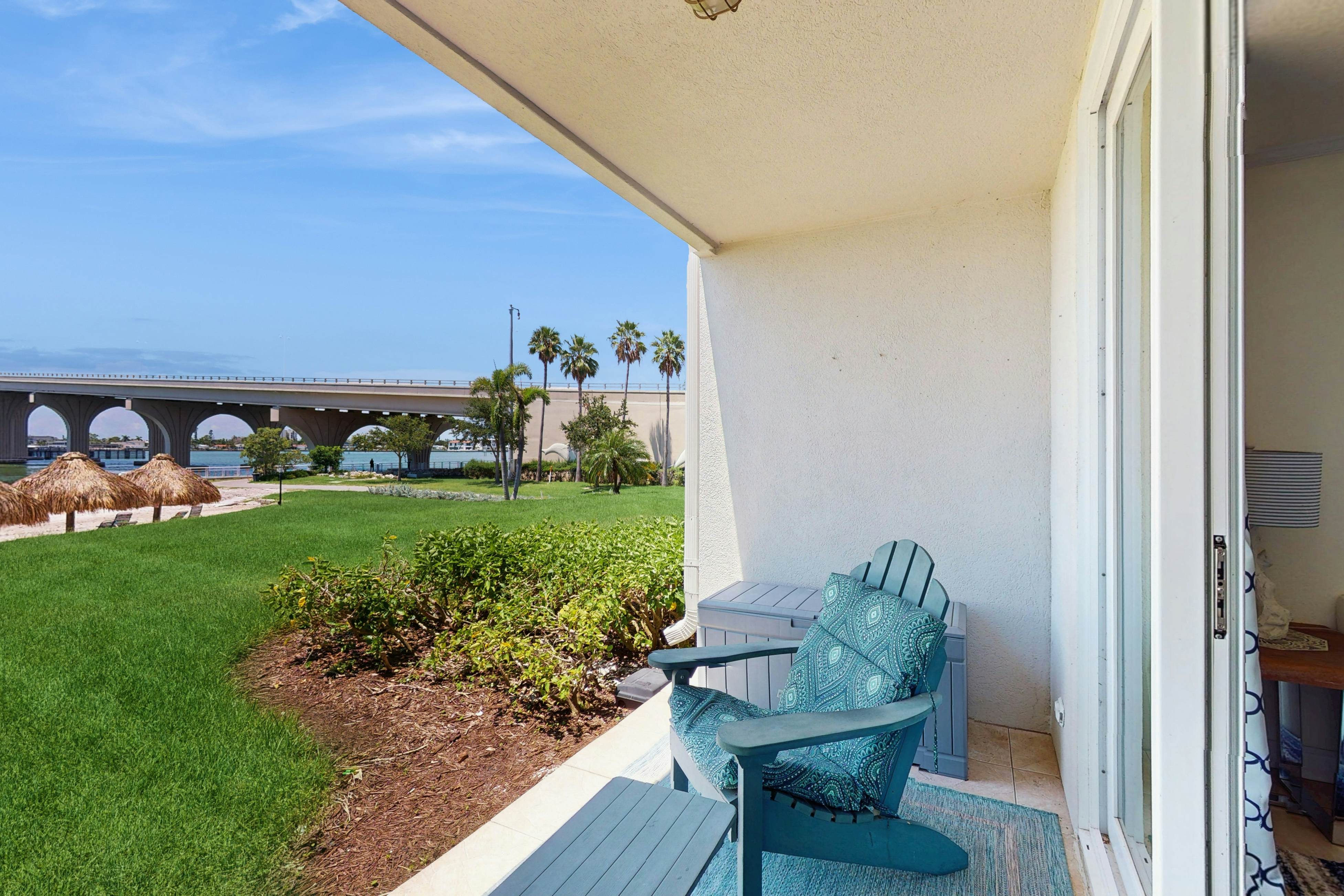 Bayfront condo near St. Pete Beach - ground-floor, pool & hot tub, central AC