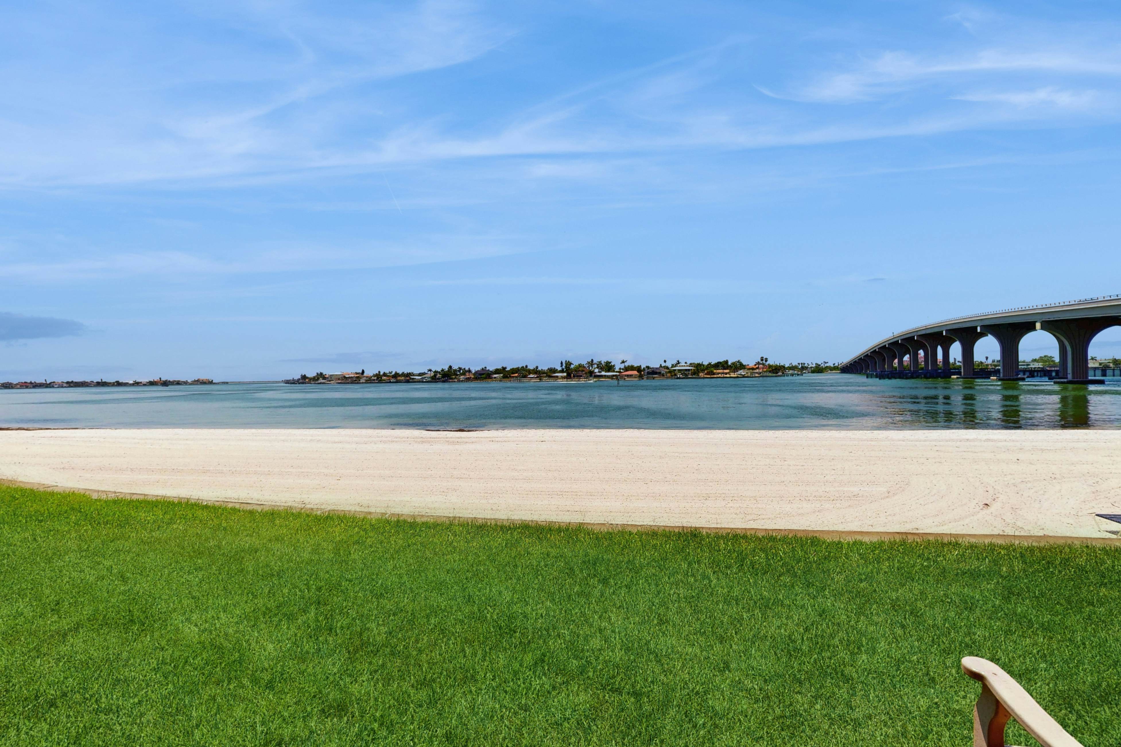 Bayfront condo near St. Pete Beach - ground-floor, pool & hot tub, central AC